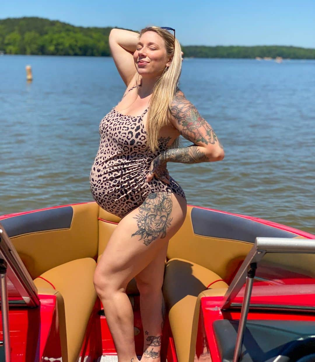 クリスティン・ポープさんのインスタグラム写真 - (クリスティン・ポープInstagram)「Soaking up that Georgia sun!! ☀️🚤 Got my hot mama suit on! 🐆 If only I had a margarita in my hand & this would be the absolute most perfect day 🍹 New V•L•O•G is up on my YouTube channel! 🖤 Link in bio」5月3日 1時41分 - kris10pope