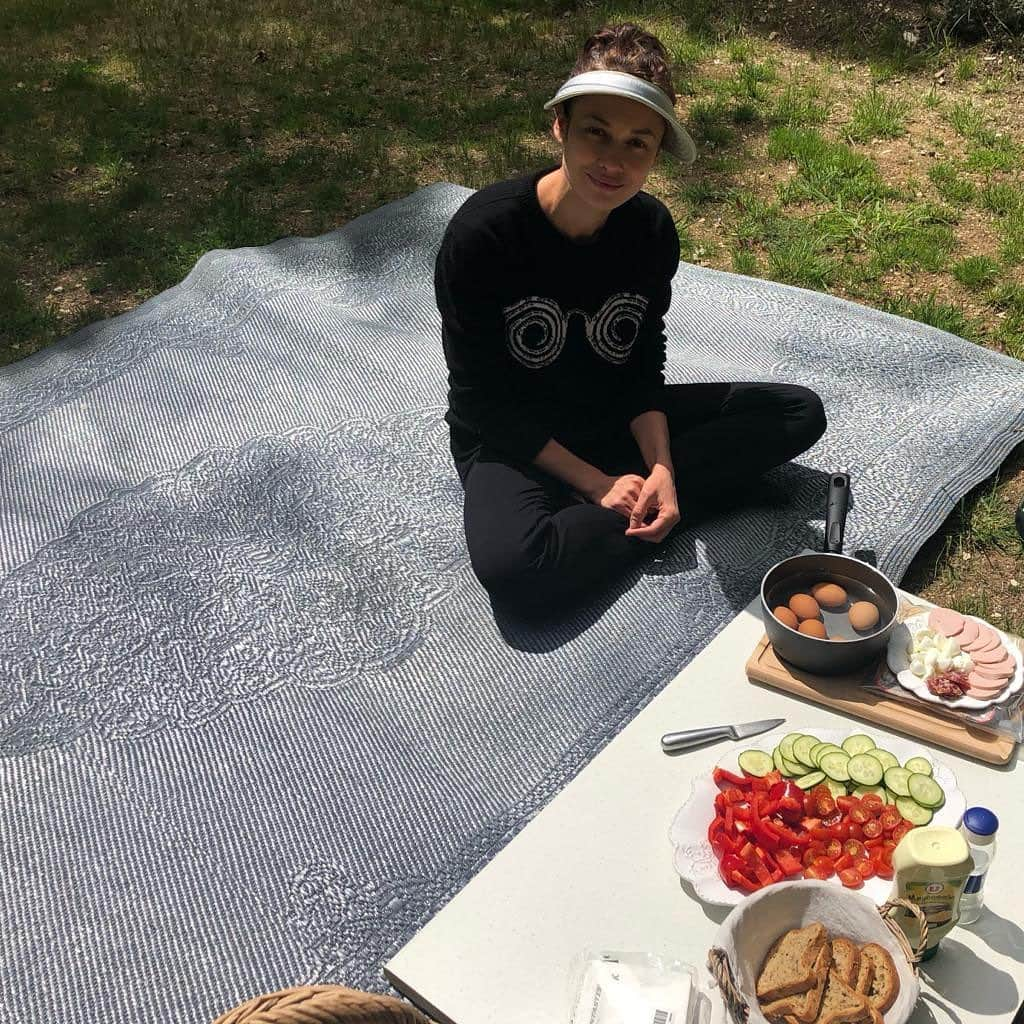 オルガ・キュリレンコさんのインスタグラム写真 - (オルガ・キュリレンコInstagram)「Picnic in my garden with my son! 🧺 _______________________________________________________ #Picnic #FamilyTime #Garden」5月3日 1時51分 - olgakurylenkoofficial