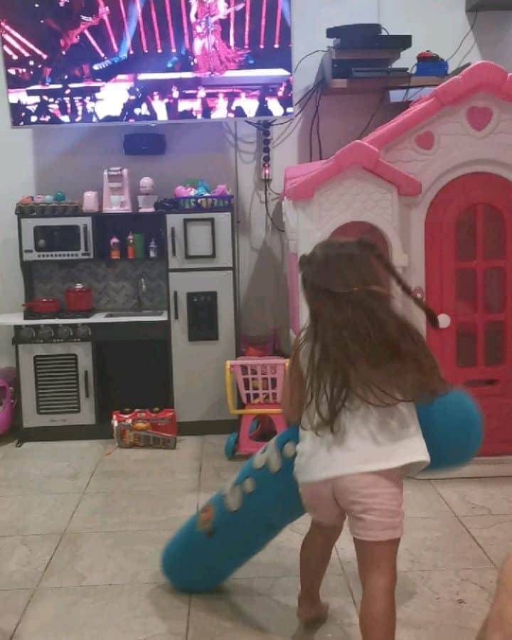 イヴァン・ガルシアのインスタグラム：「Mi niña hermosa es toda una bailarina, #shakirashakira ❤️❤️😍😍💃 @shakira」