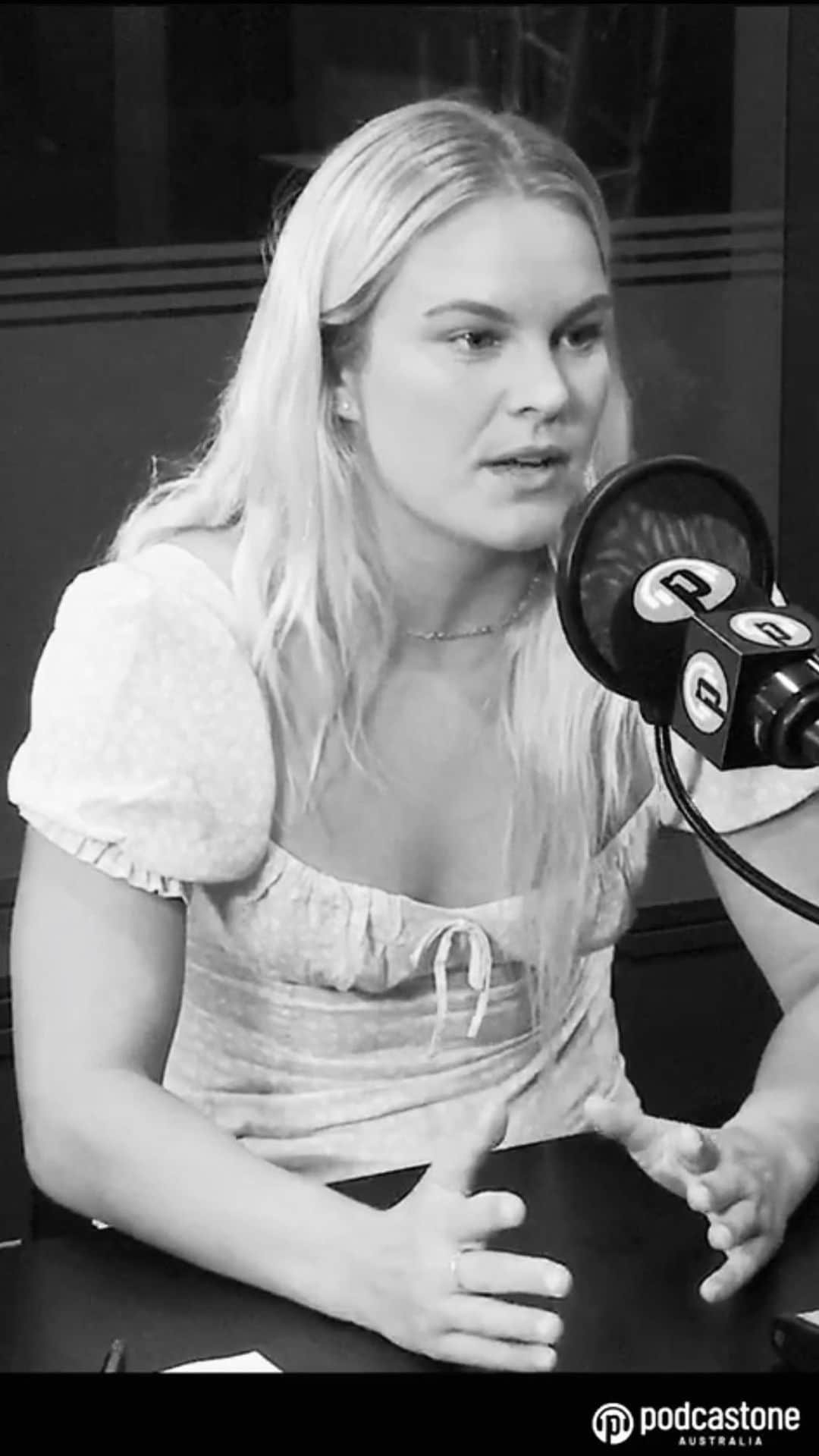 フェリシティー・パルマティアーのインスタグラム：「A while ago I sat down with sports presenter @samsquiers and had a chat on 🎧 “On Her Game” the podcast.  If you want to get to know me a bit better, what inspires me, what motivates me and know me more than just the athlete take a listen. We go deeper... Here’s a snippet from the podcast! @laynebeachley you’re still my idol 🤓😊 If you want to listen to the full podcast the link is in my bio! @podcastoneau」