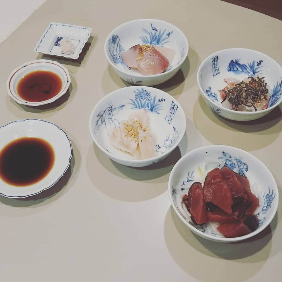 藤間勘十郎さんのインスタグラム写真 - (藤間勘十郎Instagram)「本日料理男子はかなり手抜きで(笑)お刺身を色々な味で🎵ハマチは醤油、ホタテは酢橘と塩、鯛は塩昆布と塩コショウ‼️そうして美馬さまからの鰹🎵おいちかった…玉葱とついていた醤油や塩で🎵ありがとー美馬さん‼️満足じゃ🎵  最近料理男子から脚本男子になり(笑)今日は作曲男子でした🎵明日は録音でもするかな～✴️録音男子⁉️三味線男子🎵 #料理男子 #日本舞踊#宗家藤間流 #藤間勘十郎 #脚本家 #作曲」5月3日 2時38分 - kanjurofujima