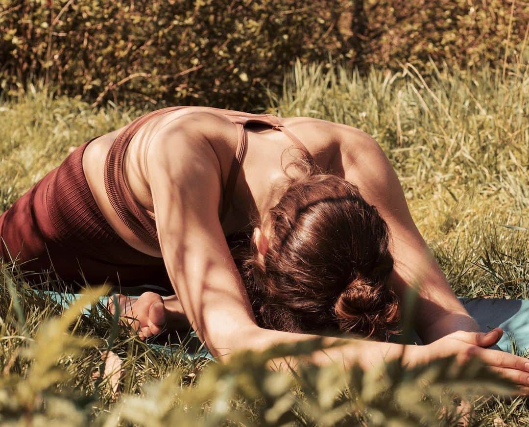 Amelia Zadroのインスタグラム：「New ‘Yoga w Friends’ up on YouTube for your Saturday evening stretch 🤸🏻‍♀️ This one is a 40 min heart-opening flow for @greco.giulia 💗」