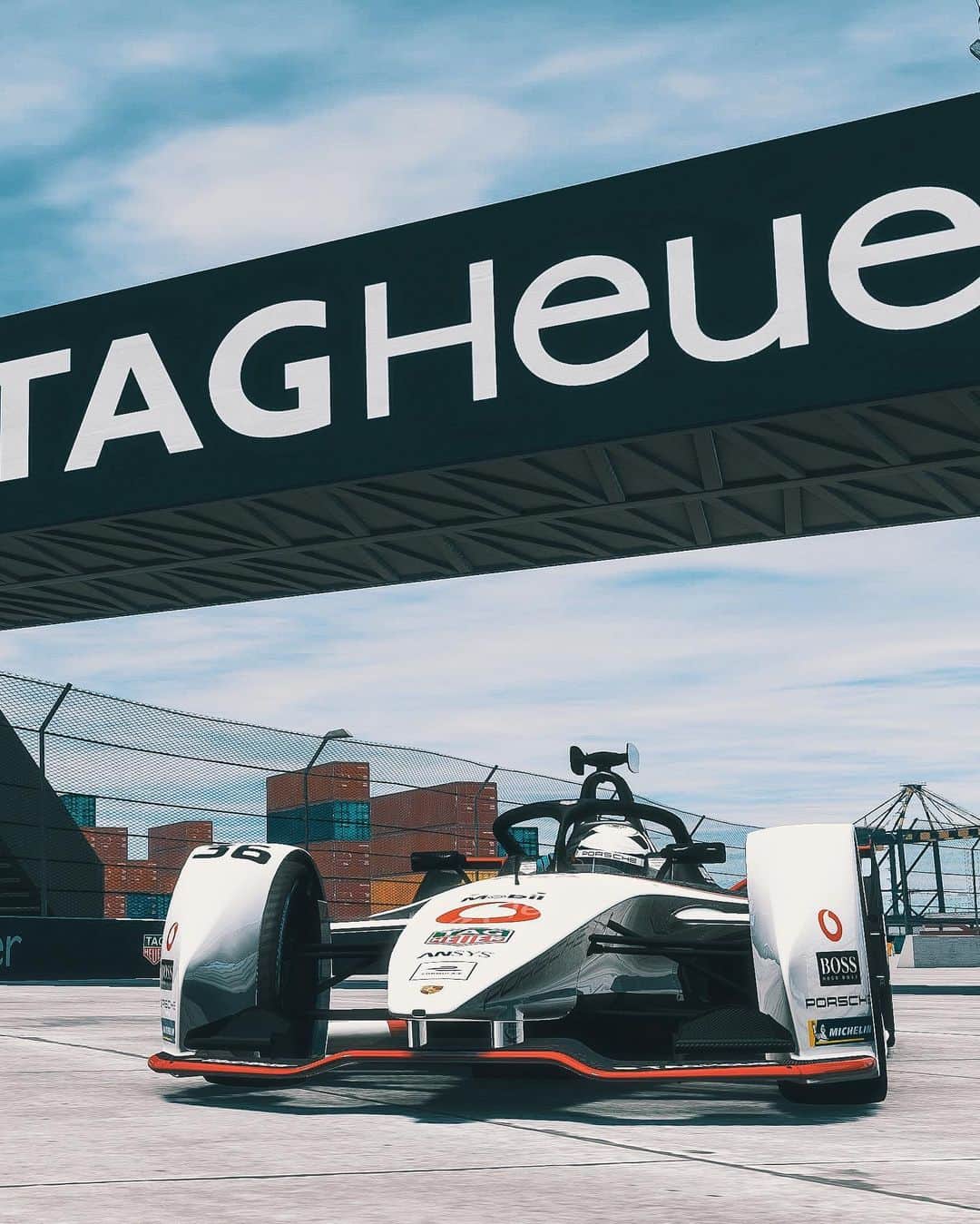 アンドレ・ロッテラーのインスタグラム：「Graaah that chicane! Crashed in p2! Too bad!  p3 in qualifying was good though! Tough stuff but The countdown is on for next Saturday. 💪🏻 #tagheuerporsche #raceathome #esports #abbformulae #racing」