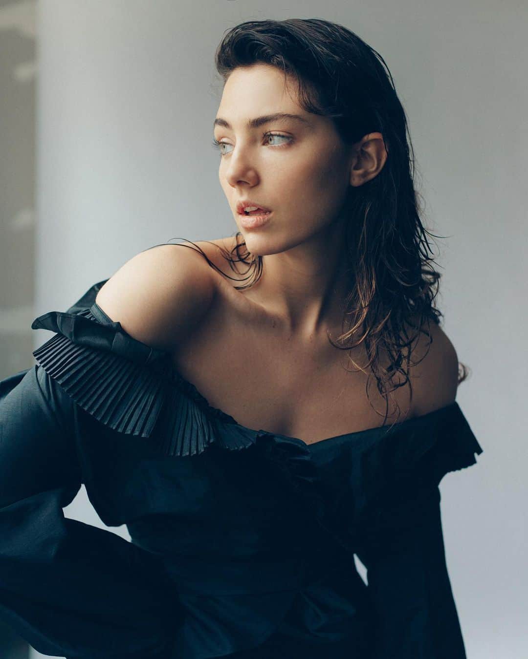 Amelia Zadroのインスタグラム：「Started work at 9am and just realised its 18:48.. guess my week of mostly resting paid off with inspiration today 💫 What are your Saturday evening plans? 🌹」