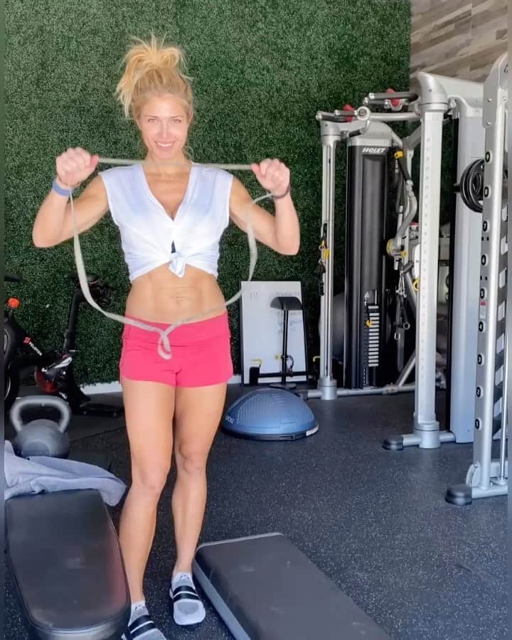 トリー・ウィルソンのインスタグラム：「. Not gonna lie. Everything I feel like posting feels so trivial but ya know what? We need that too. And somebody out there needs to be reminded to work on those CALVES darn it. 😜💪🏽 . This is not a post about health from the inside out..although that’s MOST important. . Merely, a reminder that your calves need strength too. And when they are muscular & strong they are sexy. They also help bring more symmetry to your legs. A pair of strong quads appreciates the calves stepping it up a notch to help out ya know? . Anyway, let’s just do it. Grab ANYTHING for weight..even a bouncing baby on your knee.💪🏽😘 . PS. Listen to those BIRDS helping your girl get amped!」