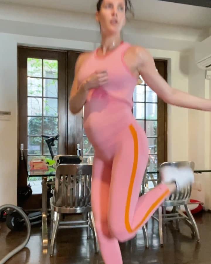ヒラリー・ローダのインスタグラム：「This new @dixie_chicks song totally motivated me to get up & going this morning so wanted to share bc maybe it will for you too 💕💖💕」