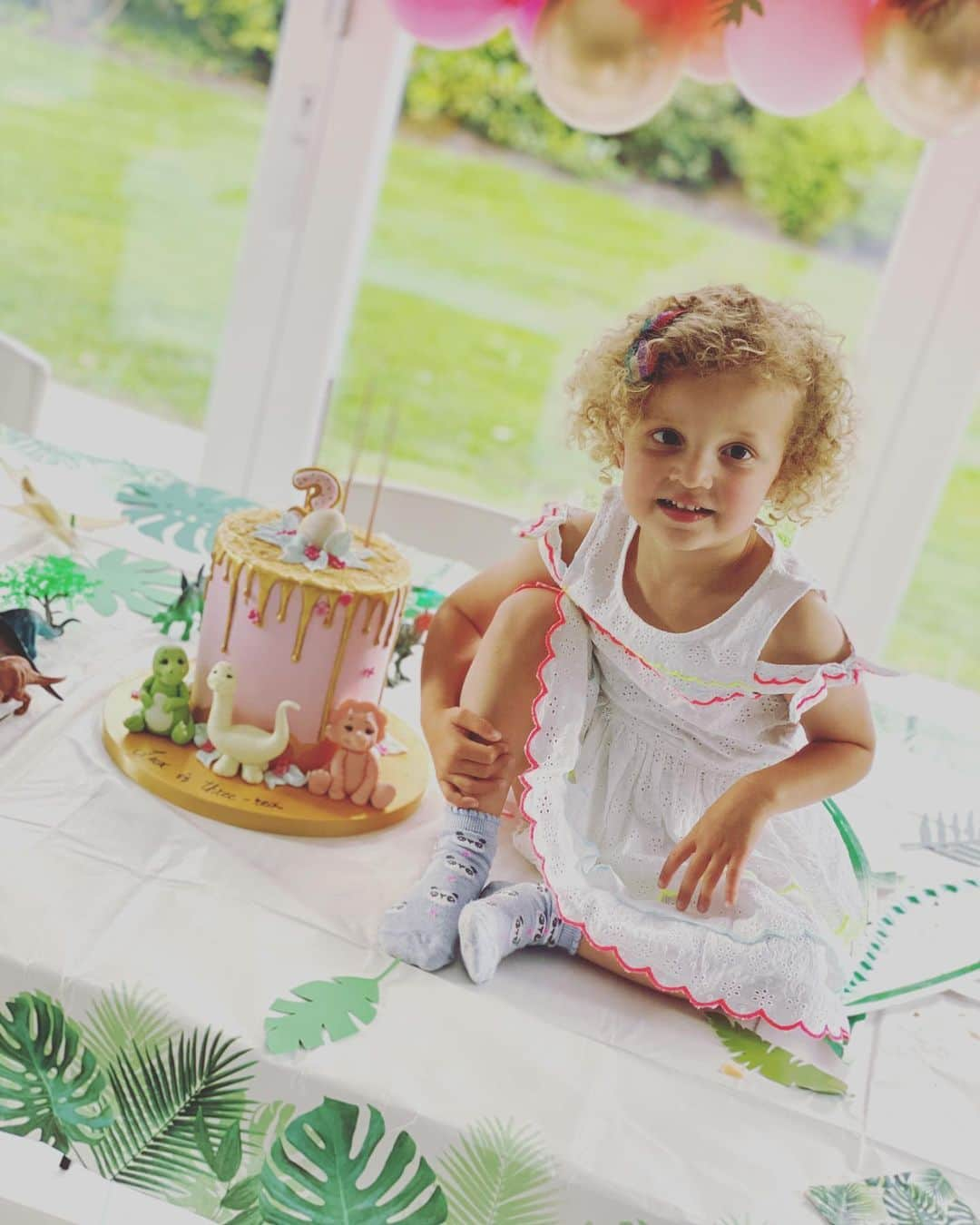 マーティン・ケリーのインスタグラム：「Happy 3rd Birthday Lux Hope you had a great day 🥳💖🎉🎂 Keep doing us proud cheeky🐒👨‍👩‍👧‍👧⭐️」