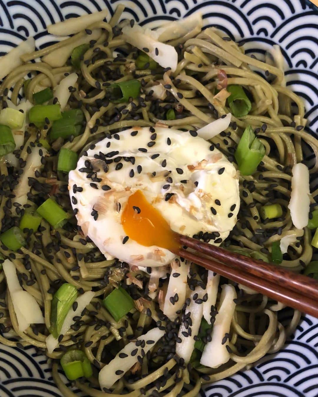サーシャ・グレイのインスタグラム：「Yesterday on #secretsauce I made Green tea soba noodles with poached egg, homemade #dashi topped with scallions, water chestnuts, & black roasted sesame seeds.」