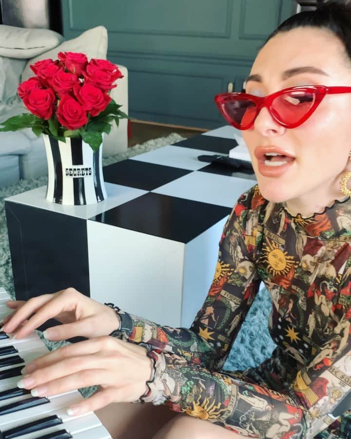カーミンのインスタグラム：「can’t wait to tour in 2028 🥴 @dollskill」
