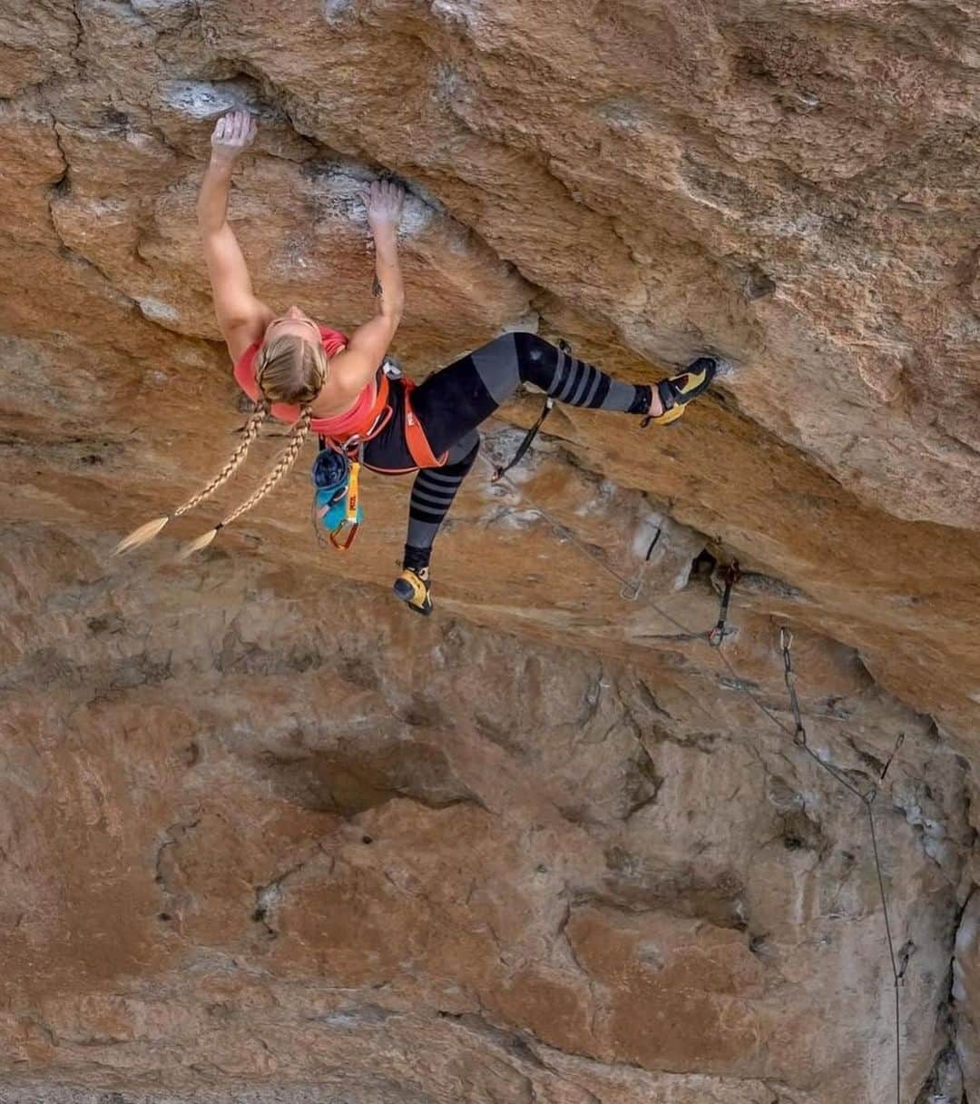 エミリー・ハリントンさんのインスタグラム写真 - (エミリー・ハリントンInstagram)「#RequiredRewind A familiar story.... When I was a teenager I experienced rapid success in climbing as a result of losing weight. It felt amazing - when I was on the wall. Off the wall however I was living in a prison of restriction, fear, and self destruction. I told myself that if my body ever looked like it did before I would never succeed.  Eventually my body and mind couldn’t sustain such a strict routine and I gained weight. I was so ashamed. I fought to restrict again, going through phases of starving followed by break downs.  It took years to gain the proper perspective and maturity I needed to heal (mostly) and relearn how to train properly. I climbed my first 5.14 at age 18 at around 95 lbs, and in the last 3 years I’ve climbed 4 5.14s and nearly free climbed El Cap in a day - now in my 30s with my natural more muscular build (I don’t weigh myself anymore) Despite that, I still have dark days where I wish I were different - like I used to be.  I’ve never publicly spoken about this period of my life with complete honesty or posted photos from this time. I suppose it’s still really confusing. I don’t know if I should feel ashamed or undeserving of what I accomplished then, because those achievements provided a massive springboard for my career. That mindset seems to have scarred me in a way that I’m not sure I’ll ever recover from, but it’s also a part of me that I can’t take back or change.  I’m jumping on the bandwagon - a path paved by brave individuals like @bethrodden @kailightner and others. As they have shared their stories I’ve been comforted and inspired by their strength and willingness to be vulnerable and normalize the hard parts. I suppose I hope my story could add to that conversation. Lately (likely a result of this uncertain time) I’ve been falling back into those old thought processes of “not enoughness”. There’s no easy fix to that messy, sticky emotional space, but talking about it seems to help.  Link in profile to read Beth’s article in @OutsideOnline on eating disorders and climbing (Kai wrote a nice one as well - look for that too). 📸 1&2: age 18ish  3 (@honngy) & 4 (@dankrauss) current (stronger, fitter & climbing 5.14)」5月3日 3時29分 - emilyaharrington