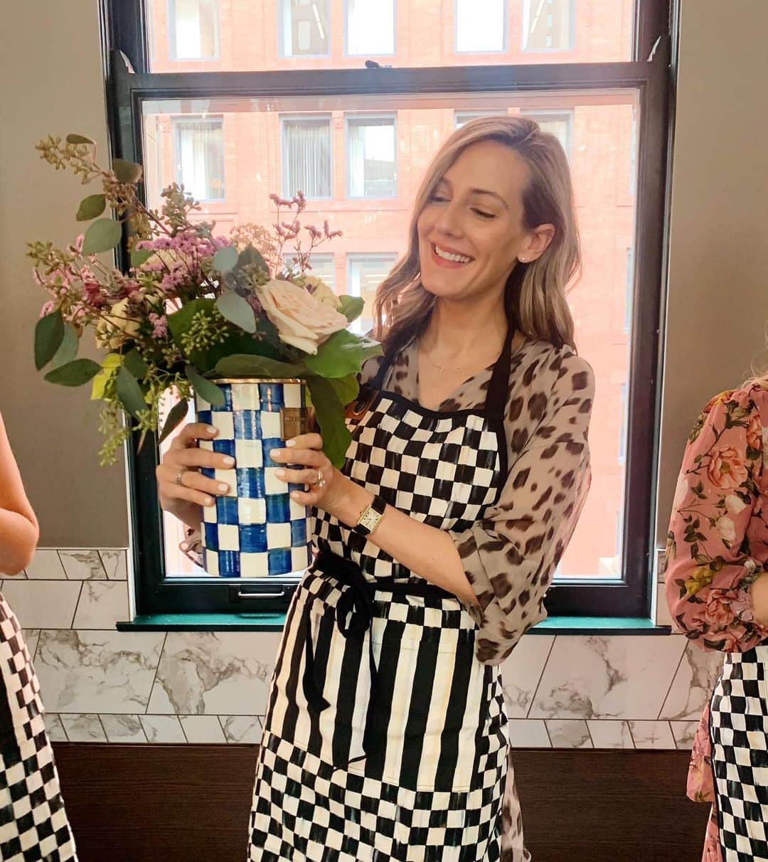 Anna Jane Wisniewskiのインスタグラム：「Back in February, I went to an event with @mackenziechilds where I was immersed with the brand.  I learned about its history, saw upcoming lines, and even tried my own hand at some pie plate painting.  The main thing I learned about this brand is that people love collecting it!  There are so many fun and unique pieces that you can add to your own collection and I’m proud to have started mine.  But first, here’s my gorgeous @flowersfordreams flower arrangement in a @mackenziechilds vase (wearing a signature Courtly Check apron!) #mctakeschicago」