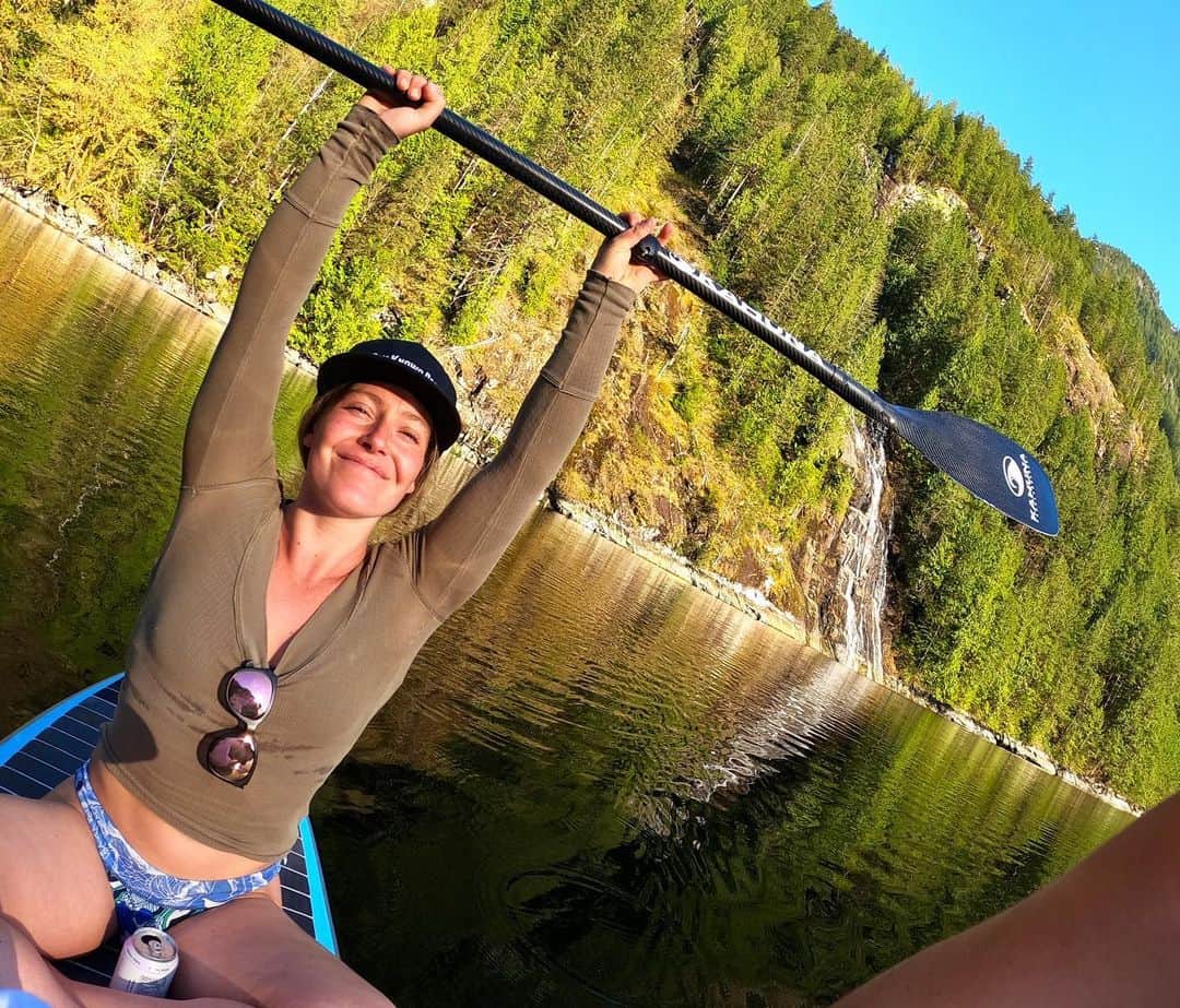ジェイミー・アンダーソンのインスタグラム：「Happy Saturday ☀️✨🙌 Its actually raining in whis so im backing up all my @Gopro content & reminiscing  this insane boat trip a few weeks back ... 🙌 Should I make an edit for y’all to see some funny moments? 😂」