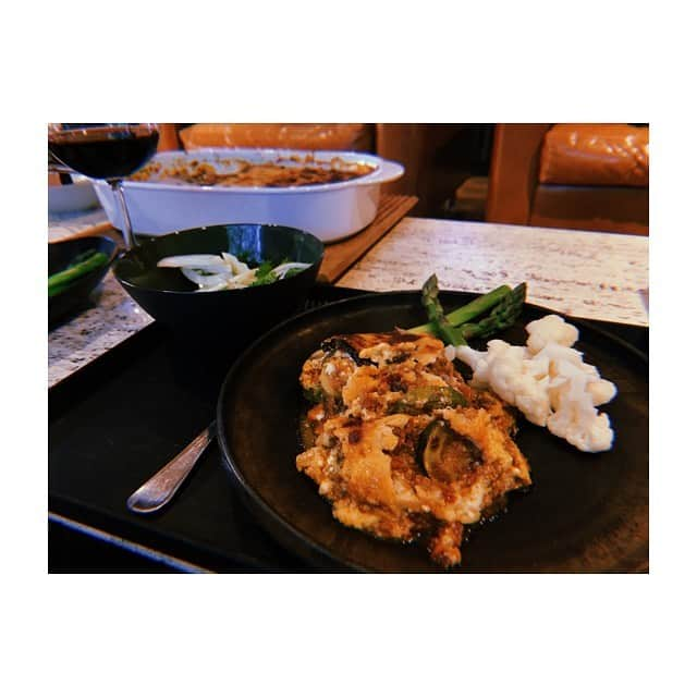 佐藤佳菜子さんのインスタグラム写真 - (佐藤佳菜子Instagram)「夫がご飯を 作ったときだけ  ソファーで食べて いいことにしています。  わたしは テーブルで食べるのが すきです。  #これはムサカという　#ギリシャのラザニアみたいなものです　#夫のなぞの得意料理　#ますますイミン感つのる食卓　#お鮨がたべたい　#鮨呼吸不全で死にそう」5月3日 4時19分 - kanakosato1019