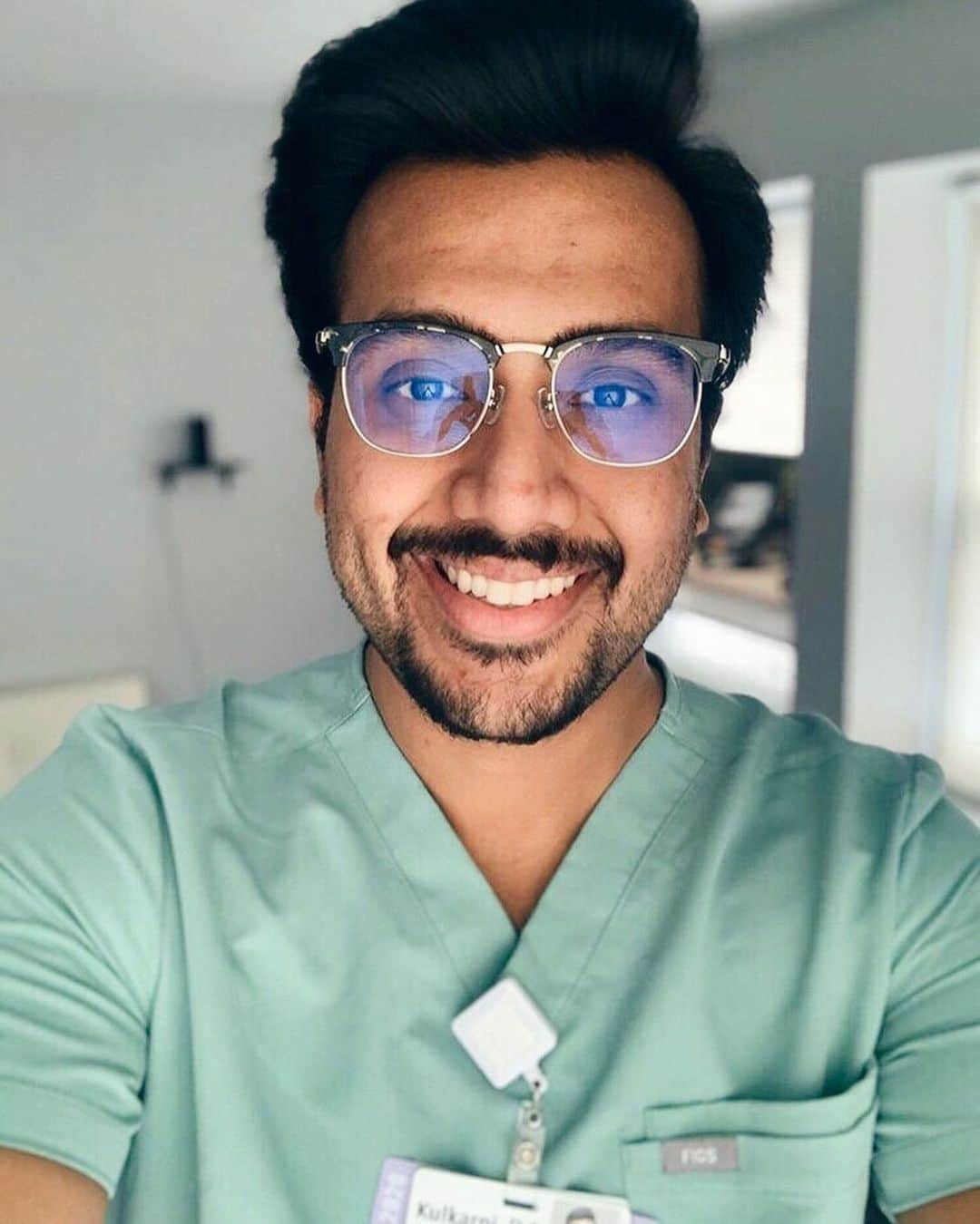 JINSさんのインスタグラム写真 - (JINSInstagram)「We are truly humbled and honored to give back to healthcare workers in these trying times. @sidkulk is a doctor in New York and one of the many fighting on the front lines, and has received his glasses donation. Thank you to all healthcare heroes for keeping our communities healthy and safe. Together, we got this. ❤️ . Learn more at: jins.com/us/together」5月3日 4時26分 - jins.usa