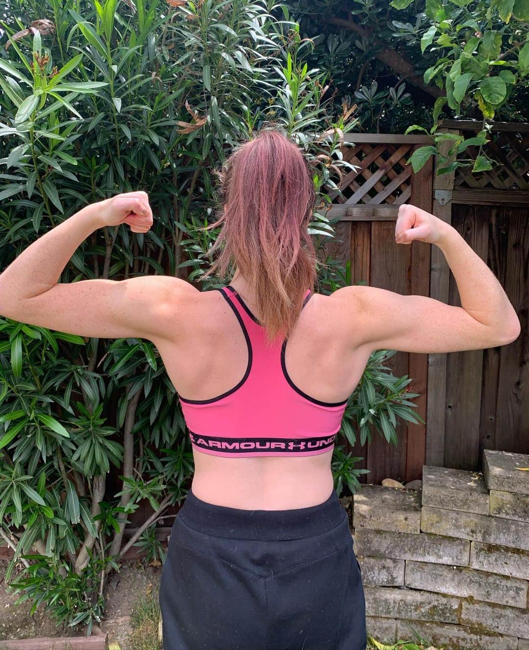 Elliana Shayna Pogrebinskyさんのインスタグラム写真 - (Elliana Shayna PogrebinskyInstagram)「I miss weights but my back is holding up nicely 😛💪🏻 #Kinesiology #fitness #quarentinebody #back #strengthandconditioning」5月3日 4時51分 - elliana_pogrebinsky