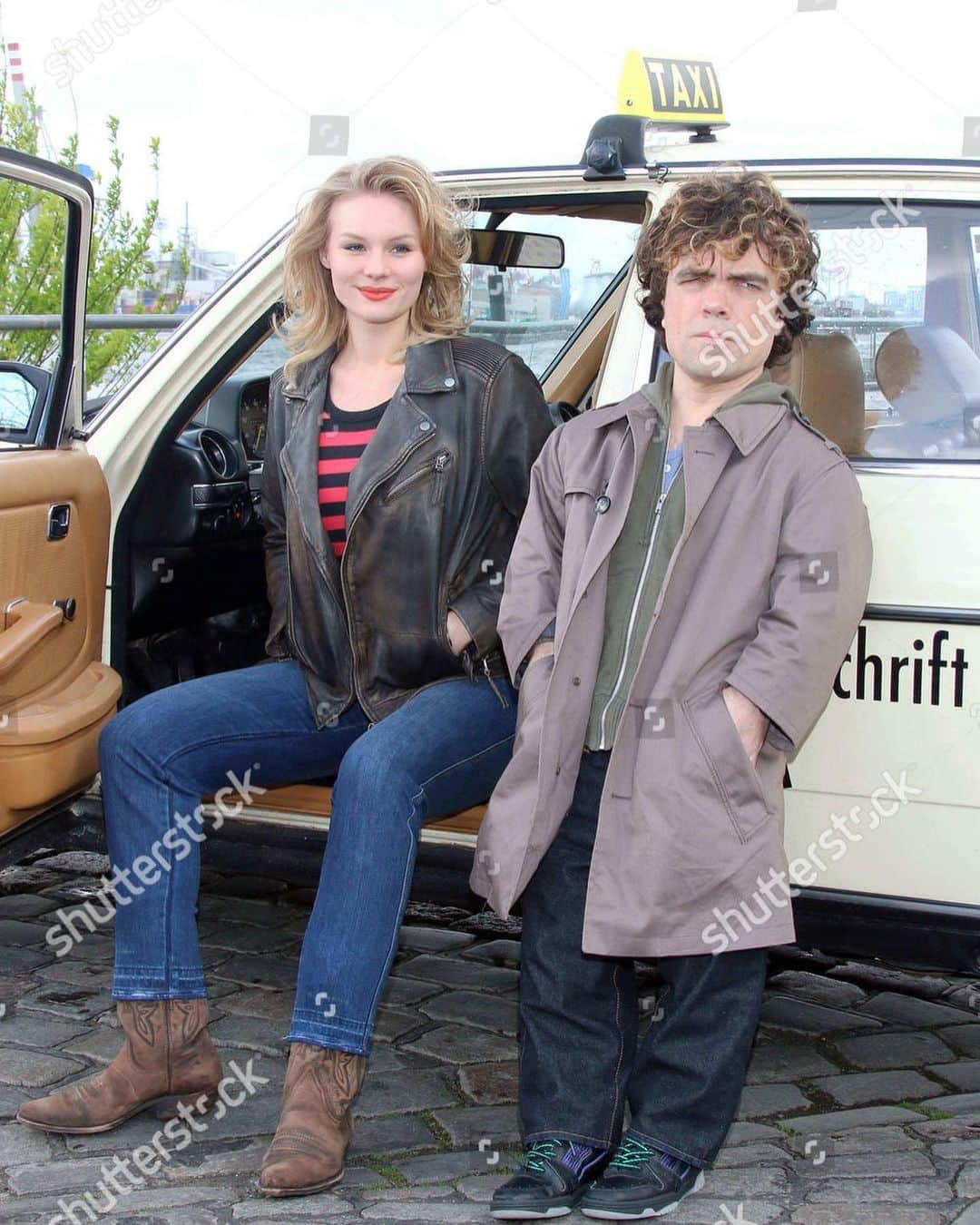 ピーター・ディンクレイジのインスタグラム：「Rosalie Thomass & Peter Dinklage 🚕」