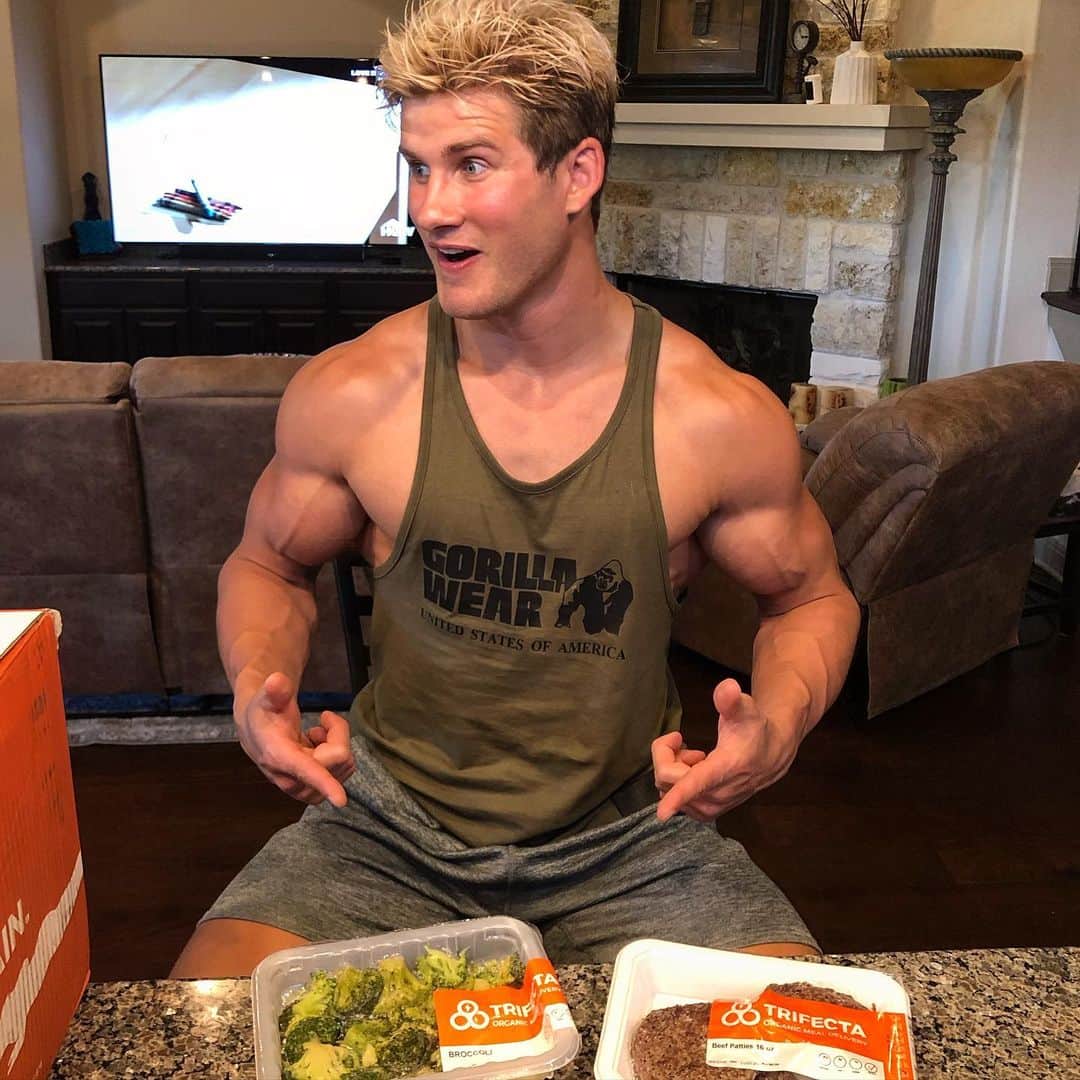 のインスタグラム：「What.. you want some of this?」
