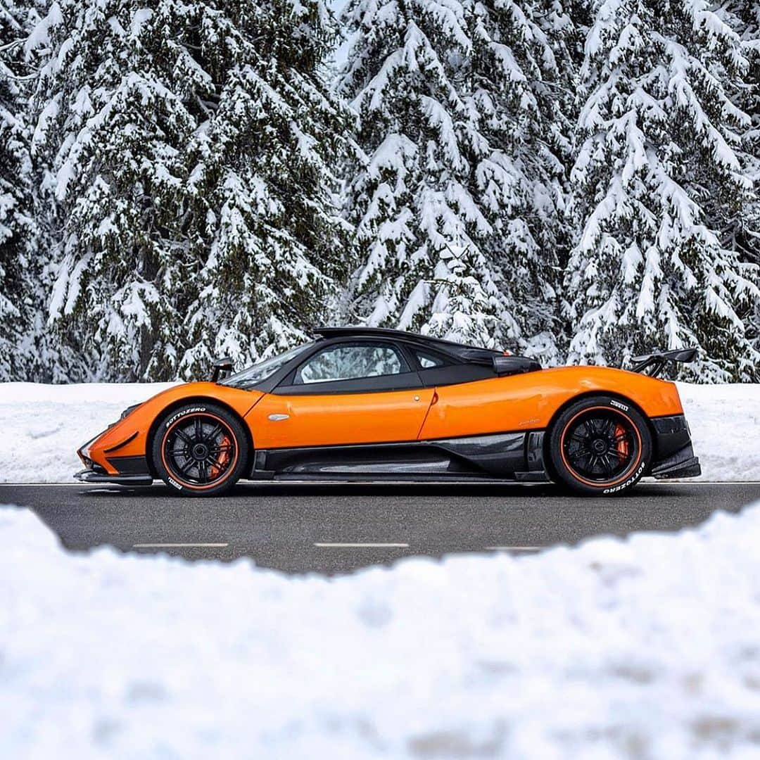 Dirk A. Productionsのインスタグラム：「A quick dose of Vitamin C & Snow 🍊❄️ What finish would your Pagani Zonda be? #Pagani #Zonda #ZondaCinque #OrangeZonda #Snow #Wow #Racecar #ExoticCar #Epic #Photo @kevinvanc」