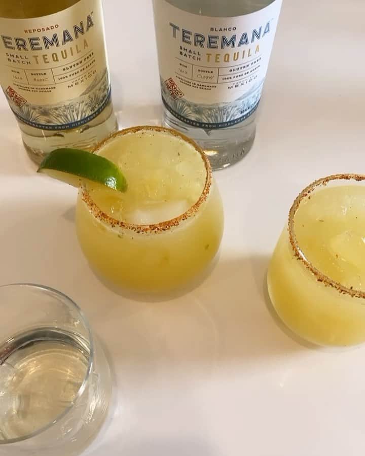 Phil Heathのインスタグラム：「Happy Birthday @therock! We are raising a few glasses and drinking in your honor today. I am of course doubled up with a shot of @teremana Reposado and @shuriecremona made us a spicy pineapple margarita with the Blanco. Cheers to you Brother! This is some Damn Good Tequila🥃 💪🏽」