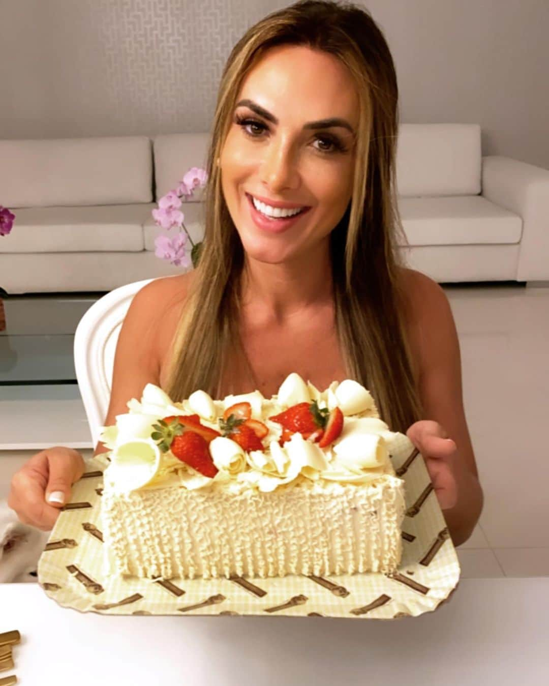 Nicole Bahlsさんのインスタグラム写真 - (Nicole BahlsInstagram)「Meu bolo preferido delícias de leite com morango @sodiedoces.barradatijuca ❤️❤️ delivery #ficaemcasa」5月3日 6時03分 - nicolebahls