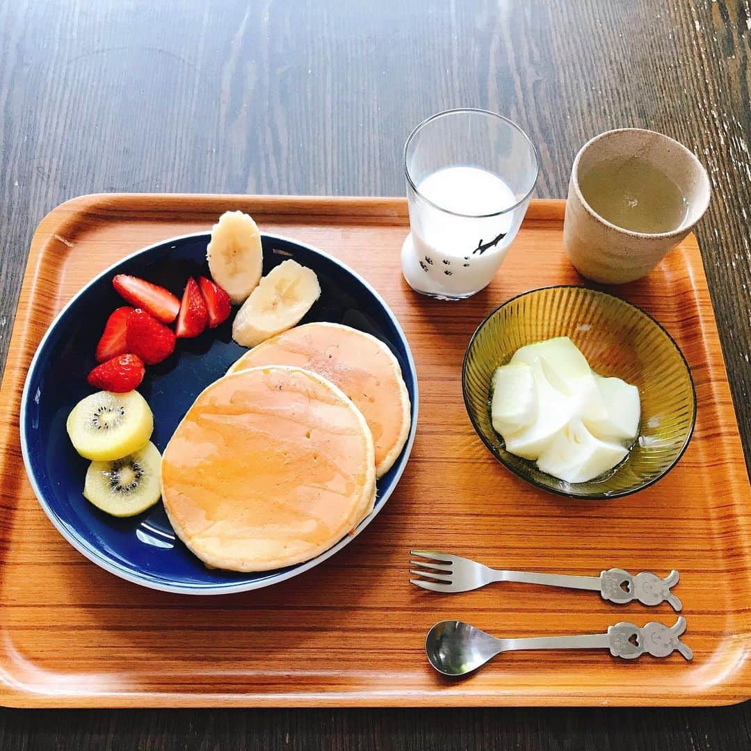 太田雫さんのインスタグラム写真 - (太田雫Instagram)「今日の朝ごはん🥞 ・ 今日は、ホットケーキ、フルーツ、ヨーグルト、牛乳、ホットレモネードでした~✨ ・ ・ ホットケーキは久しぶりに食べたけど、やっぱり美味しかったです😍 ・ 今日の苺はとっても甘くて、美味しかったです！  #ニコラ#太田雫 #朝ごはん#ホットケーキ#フルーツ#ヨーグルト#牛乳#ホットレモネード #enjoyhome」5月3日 17時07分 - _shizukuota