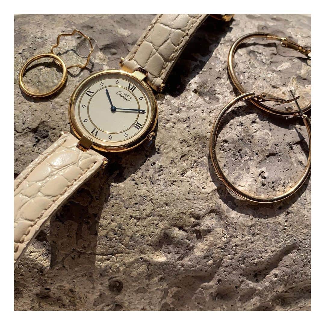 HIROBさんのインスタグラム写真 - (HIROBInstagram)「-my watch introduction-﻿ ・staff k﻿ ・手首周り / 15.5cm﻿ ﻿ ・vintage must de CARTIER/Vendom﻿ ・size / 縦3.7cm × 横3cm﻿ ﻿ ・選んだ理由﻿ HIROBに入社した時に、アンティークの時計屋さんで働くなら…と親が使っていたのを貰いました。﻿ ﻿ 腕の太さを気にしていましたが、大きすぎないサイズ感と薄いフェイスが、腕を女性らしくキレイに見せてくれるのでとても気に入っています。﻿ ﻿ 文字盤のデザインが豊富なmust de CARTIERですが、私のはベーシックな文字盤カラーなのでレザーベルトを変えるだけでイメージがガラッと変わります。﻿ 夏に向けて、ベルトの色を何色に変えようか考えてワクワクしています。﻿ ﻿ ﻿ ------------------------------------﻿ ECサイト"BAYCREWS STORE"のHIROBでも、﻿ 様々な時計を取り扱いがあります。是非ご覧ください！﻿ https://baycrews.jp/brand/detail/hirob﻿ ------------------------------------﻿ ﻿ #hirob﻿ #baycrews﻿ #vintagewatch﻿ #antiquewatch﻿ #cartier﻿ #vintagecartier﻿ #antiquecartier﻿ #cartiervendom﻿ #morellato﻿ #mywatch﻿ #introduction﻿ ﻿ #ヒロブ﻿ #ベイクルーズ﻿ #ヴィンテージウォッチ﻿ #アンティークウォッチ﻿ #カルティエ﻿ #ヴィンテージカルティエ﻿ #アンティークカルティエ﻿ #カルティエヴァンドーム﻿ #モレラート﻿ #ヒロブスタッフ愛用﻿ ﻿ #stayhome﻿ #おうち時間」5月3日 15時34分 - hirob.jp