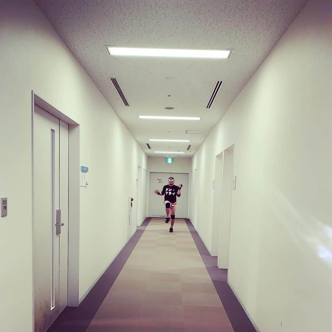くっきー（川島邦裕）さんのインスタグラム写真 - (くっきー（川島邦裕）Instagram)「#走る #走るよ #どこまでも #たどり着いたよ #キミのモト #かわいいキミにタックル入れて #マウントとったら弄りパイ乳 #は？ #ごくろうさんっ❤︎」5月3日 15時35分 - nikuguso_taro