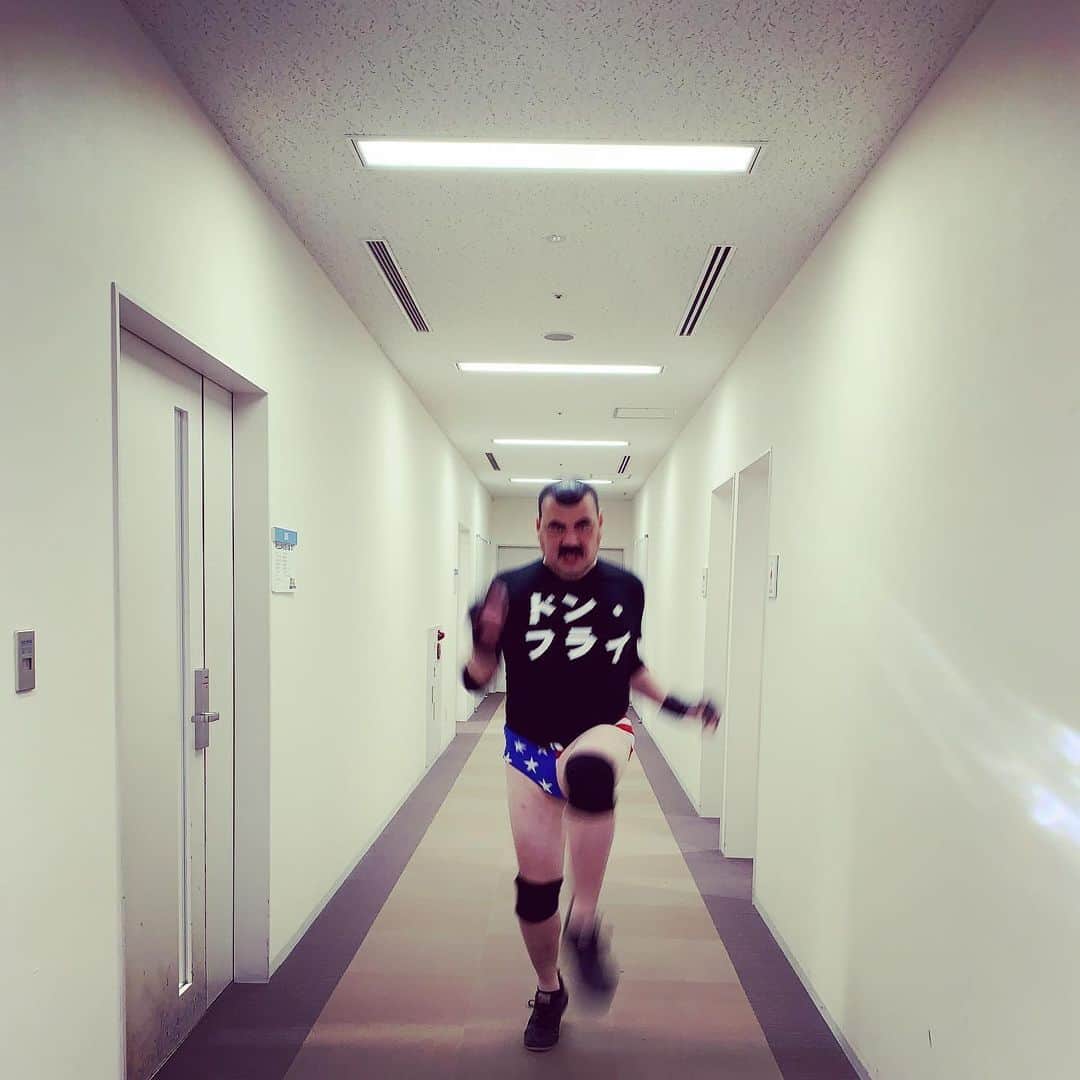 くっきー（川島邦裕）さんのインスタグラム写真 - (くっきー（川島邦裕）Instagram)「#走る #走るよ #どこまでも #たどり着いたよ #キミのモト #かわいいキミにタックル入れて #マウントとったら弄りパイ乳 #は？ #ごくろうさんっ❤︎」5月3日 15時35分 - nikuguso_taro
