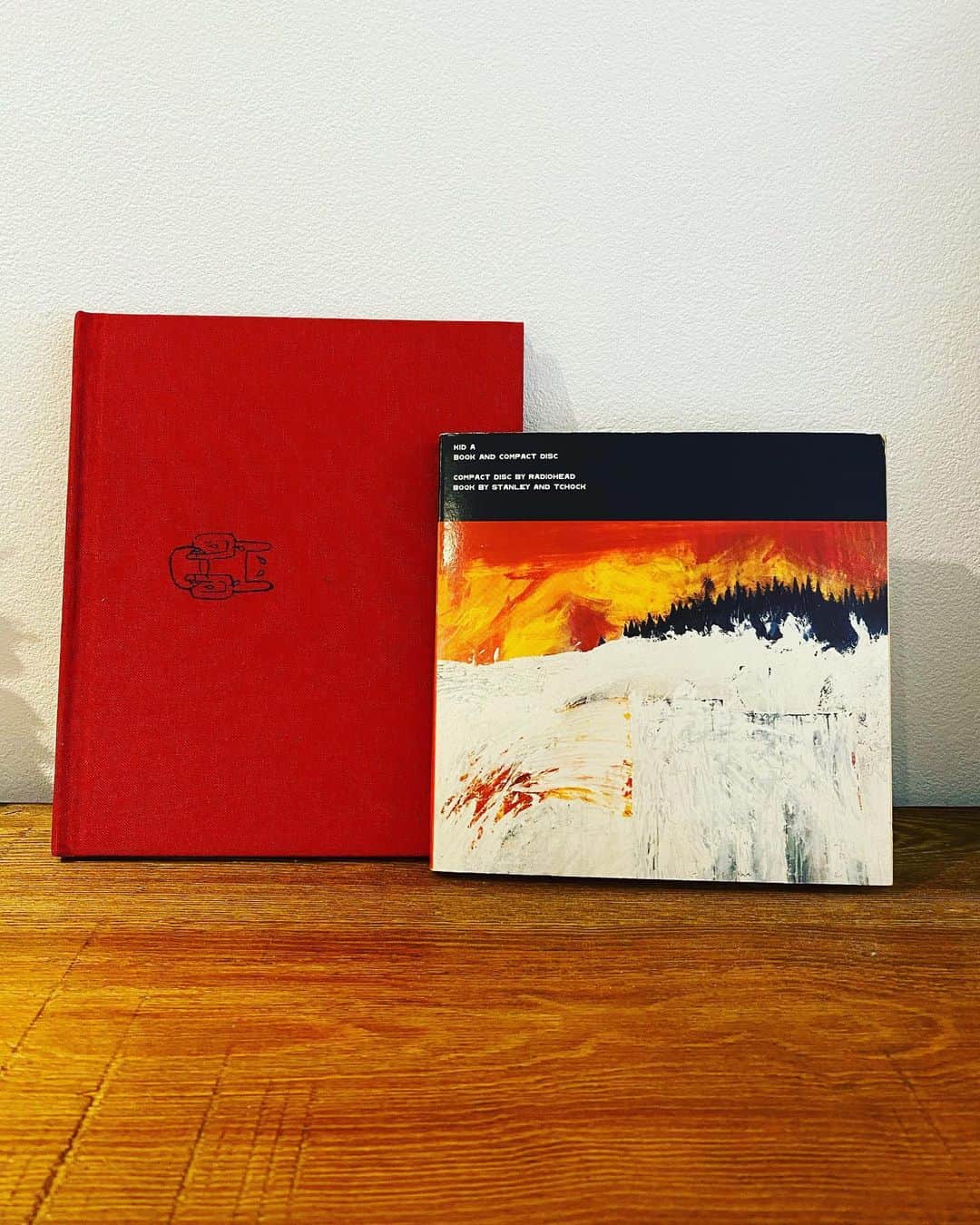 有泉智子さんのインスタグラム写真 - (有泉智子Instagram)「7daysbookcoverchallenge 。 バトンを受け取り、5日目・5冊目。変化球でしかも2冊。  Radiohead「Kid A」「Amnesiac」  リリースは8ヶ月のラグがあったけど、いずれも同時期にレコーディングされたRadioheadの2作のアルバム。その、当時出されたアートブックにCDが付く形の特装版。本自体はいまに至るまで彼らのアートワークを手がけるStanley Donwoodとトム・ヨークの変名TCHOCK, TCHOCKYの共作名義。特に「Amnesiac」のほう（左）は布張りでとても素敵で、2002年のグラミーでベスト・レコーディング・パッケージ賞を受賞してる。 こういうちゃんとした装丁かつ作品性の高いアートブックと共に音源を出すことがもっと当たり前になったらいいのになと、ずーっと思ってる。 . . . 【7日間ブックカバーチャレンジ／7days book cover challenge】 読書文学の普及に貢献する為のチャレンジで、好きな本を1日1冊、7日間投稿。本についての説明は必要なく、表紙画像のみアップ。その都度1人の友人を招待し、バトンをつなぐというルール。  なのですが、勝手にルール変えさせていただきまして、私はどなたにもバトンは渡しません。これを見て自分もアップしてみたい！という方は、ご自由に繋いでください。  #7daysbookcoverchallenge #7bookcover」5月3日 15時39分 - tomoko_ary