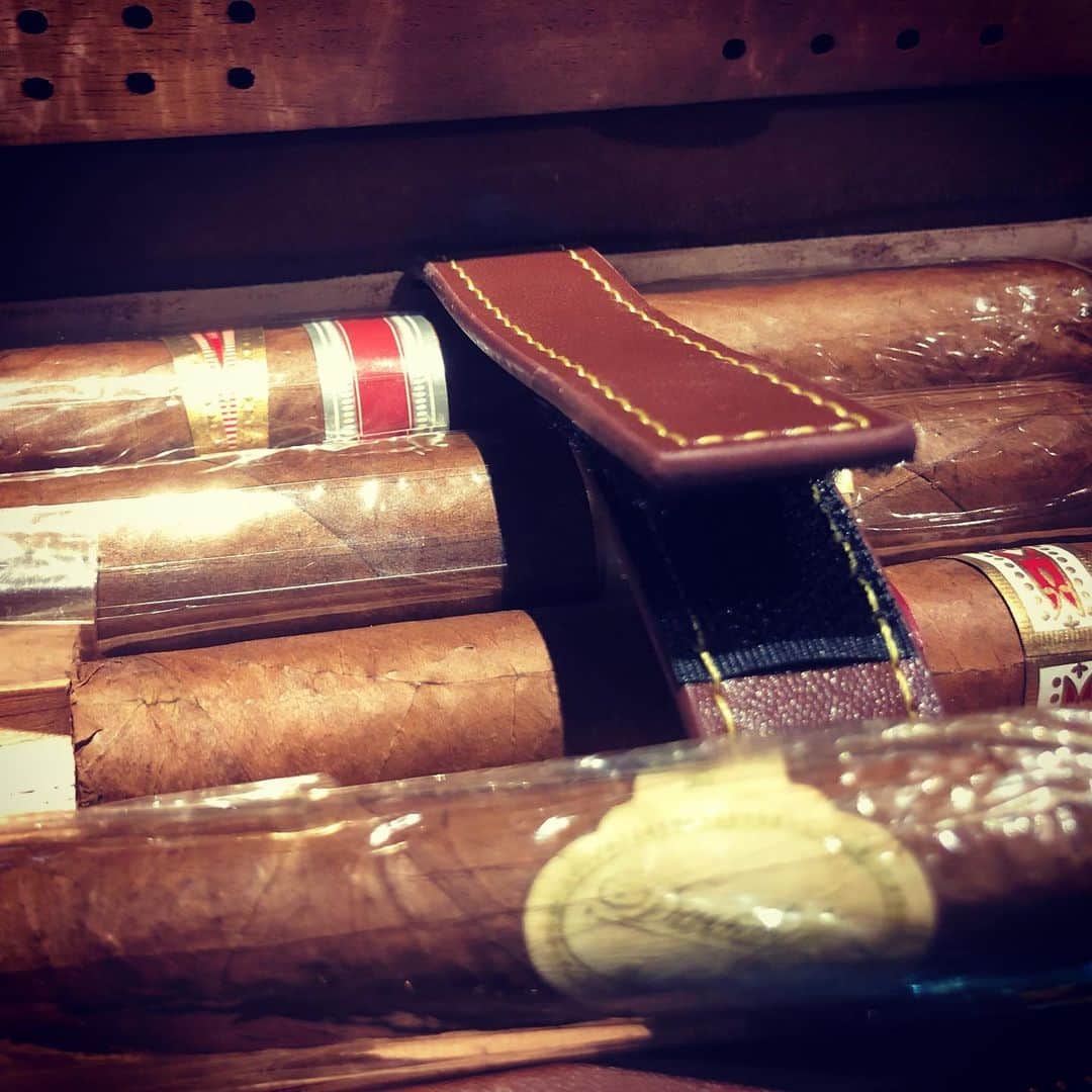 カズ・ハヤシさんのインスタグラム写真 - (カズ・ハヤシInstagram)「なにかの記念日に吸おう！と思っていた#葉巻 #cigar  それが この #キューバンダビドフ  #cubandavidoff  #スタート する今だな。  #葉巻ケース が#イントレチャート」5月3日 15時45分 - kaz_hayashi1973