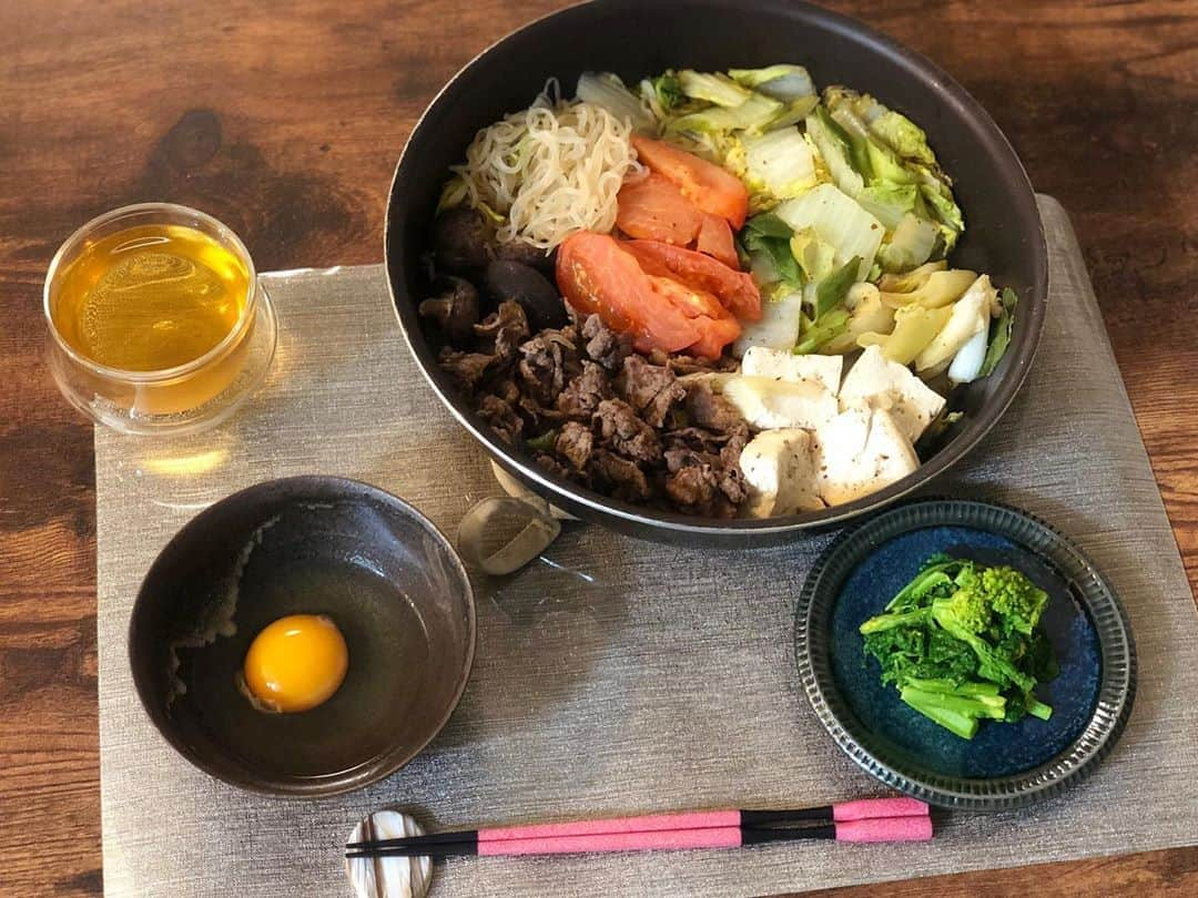 千波さんのインスタグラム写真 - (千波Instagram)「トマトすき焼き やってみると美味しかった🍅 酸味と甘味があるので お砂糖(ラカント)もいつもの半分ほど！ カツオと昆布の出し汁を足して、醤油(塩分)は少し控えめに。 私は、食べたいものは食べたいので こんな感じで食べたいものを、調味料や選ぶ材料で工夫をしてます✨(特に鍋物は白滝万能!) 舞茸やバジルなど 次回はもっと洋風にしても美味しそう🤤 なんでも工夫次第でヘルシーに変わりますね！ とにかく ストレスかけないことが大切だなと思います❣️ * すき焼きオススメ変わり種ありますか？👩🏼‍🍳 #トマトすき焼き #おうち時間 #自炊生活 #生卵実はつけない派」5月3日 15時52分 - chinami19880612