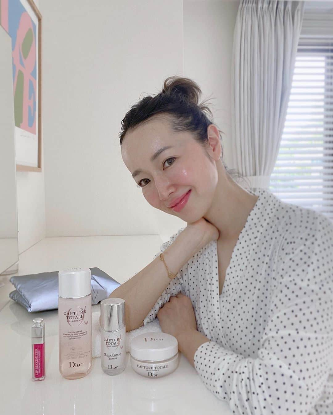 翁安芸さんのインスタグラム写真 - (翁安芸Instagram)「Dior Skin Care Challenge🤍🤍🤍 #DiorStandsWithYou #StaySafeStayHome ﻿ #CaptureTotale @DIORSKINCARE﻿ #TOKYOPINK @DIORMAKEUP @DIOR﻿ ﻿ 7日間使い続けているディオールのスキンケア。﻿ 以前もご紹介したシリーズ✨﻿ 「カプチュール トータル セル ENGY」です💗﻿ ﻿ 化粧水: ﻿ カプチュール トータル セル ENGY ローション﻿ ﻿ 美容液: ﻿ カプチュール トータル セル ENGY スーパーセラム﻿ ﻿ クリーム: ﻿ カプチュール トータル セル ENGY クリーム﻿ ﻿ リップ: ﻿ ディオールアディクト リップマキシマイザー 019 TOKYO PINK﻿ ﻿﻿ #カプチュールトータル #skincare ﻿ #リップマキシマイザー #LIPMAXIMIZER﻿ #akiweng  #翁安芸」5月3日 15時54分 - akinyc