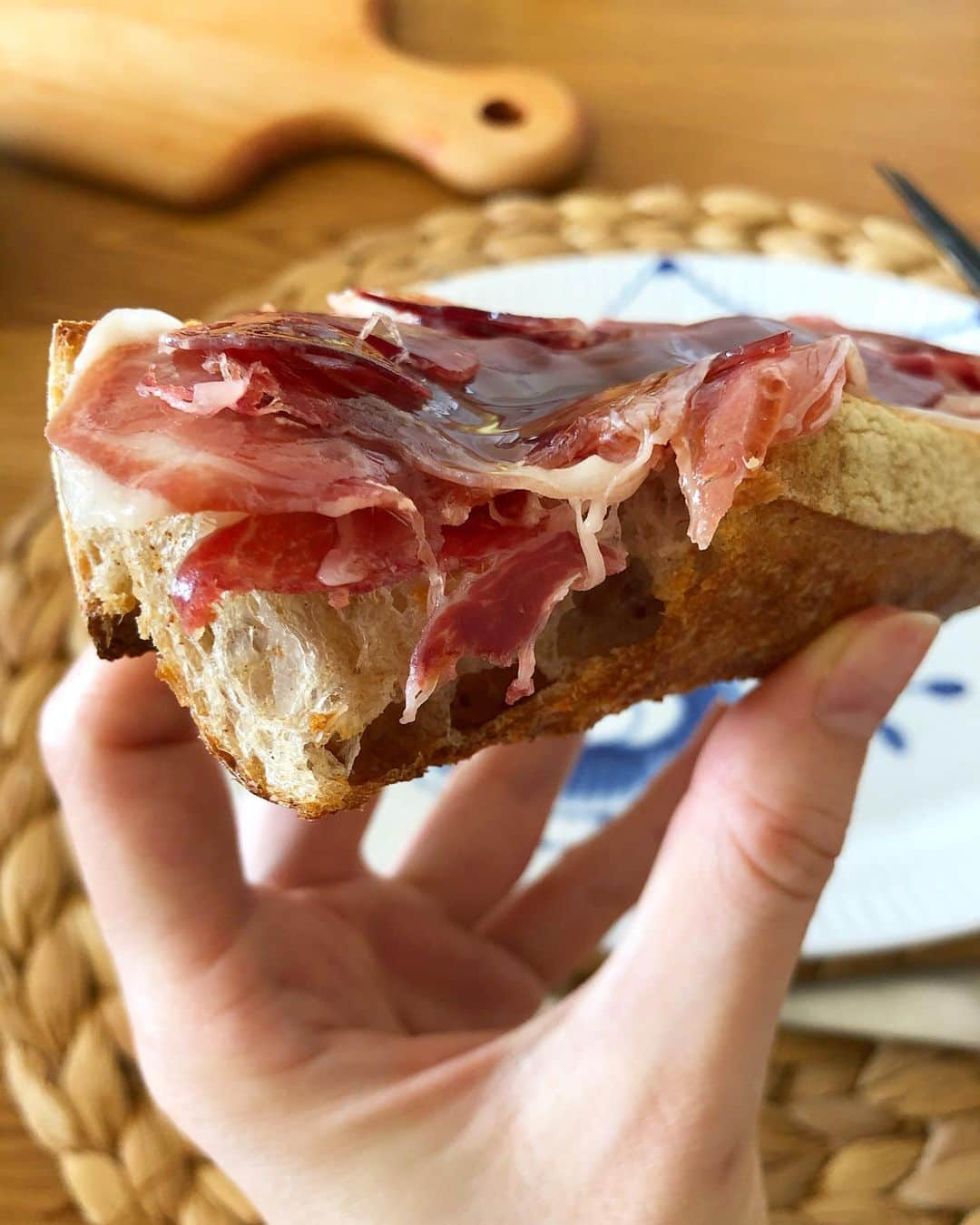 シャウラさんのインスタグラム写真 - (シャウラInstagram)「I had THE BEST pan con tomate when I went to Spain. Today, I was craving it so I got the best ingredients to recreate that taste at home. I found the best Spanish jamón, some amazing Spanish olive oil and walked to my favorite bakery for fresh bread. Ingredients are KEY!  スペインに行った時に食べたパンコントマテが忘れられなく、今日は家で作りました。スペインのハム、スペインのオリーブオイル、そしてお気に入りのパン屋さんからのバゲット。材料次第でガラッと変わる簡単な一品。UMAKATTA! #pancontomate #スペイン　#パンコントマテ　#cooking」5月3日 16時26分 - shaula_vogue