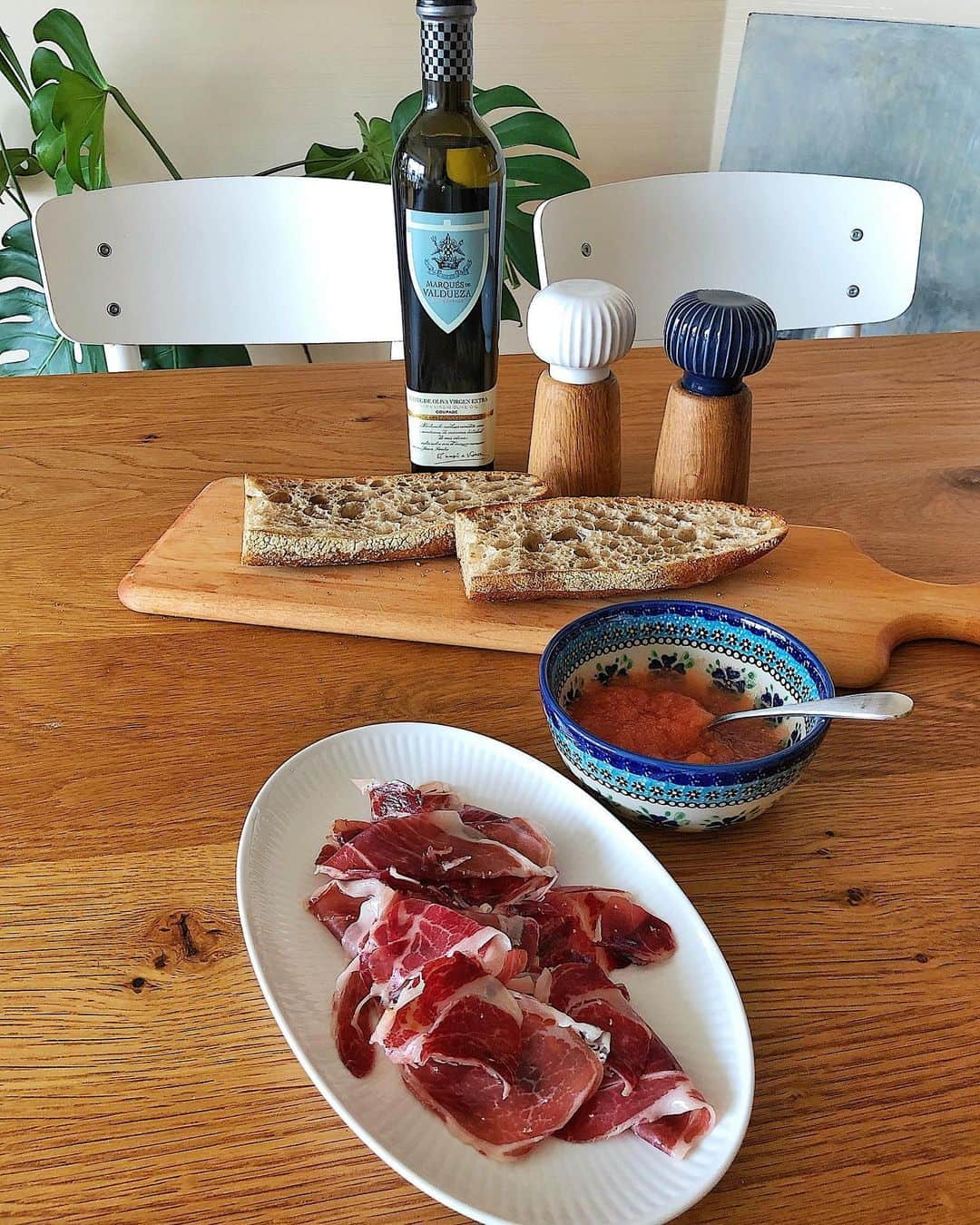 シャウラさんのインスタグラム写真 - (シャウラInstagram)「I had THE BEST pan con tomate when I went to Spain. Today, I was craving it so I got the best ingredients to recreate that taste at home. I found the best Spanish jamón, some amazing Spanish olive oil and walked to my favorite bakery for fresh bread. Ingredients are KEY!  スペインに行った時に食べたパンコントマテが忘れられなく、今日は家で作りました。スペインのハム、スペインのオリーブオイル、そしてお気に入りのパン屋さんからのバゲット。材料次第でガラッと変わる簡単な一品。UMAKATTA! #pancontomate #スペイン　#パンコントマテ　#cooking」5月3日 16時26分 - shaula_vogue