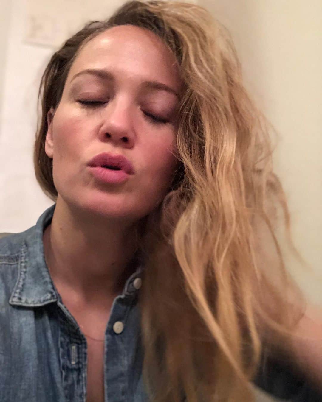エリカ・クリステンセンのインスタグラム：「Why am I awake?  Also I put on mascara.  And I’m saying “roots”.」