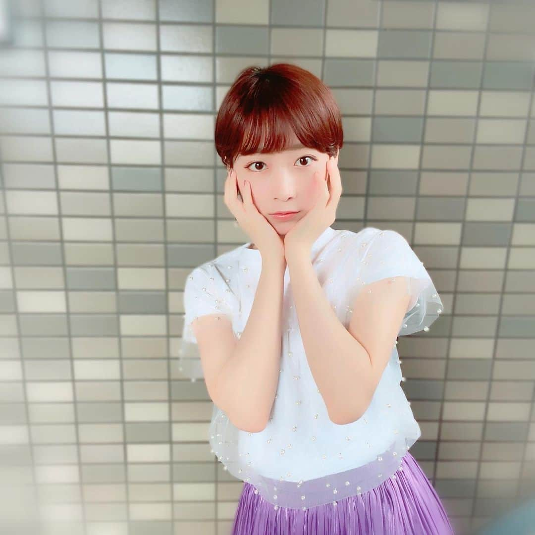 河内美里さんのインスタグラム写真 - (河内美里Instagram)「∗*ﾟ 紫スカート💜 . . . #トップスも去年からのお気に入り #通称 #ぶつぶつTシャツ #理由 #パールがいっぱい付いてるから #あゝ  #洋服爆買いしたいな #どこにも着て行けないけど . . . .」5月3日 16時20分 - misato_kawauchi