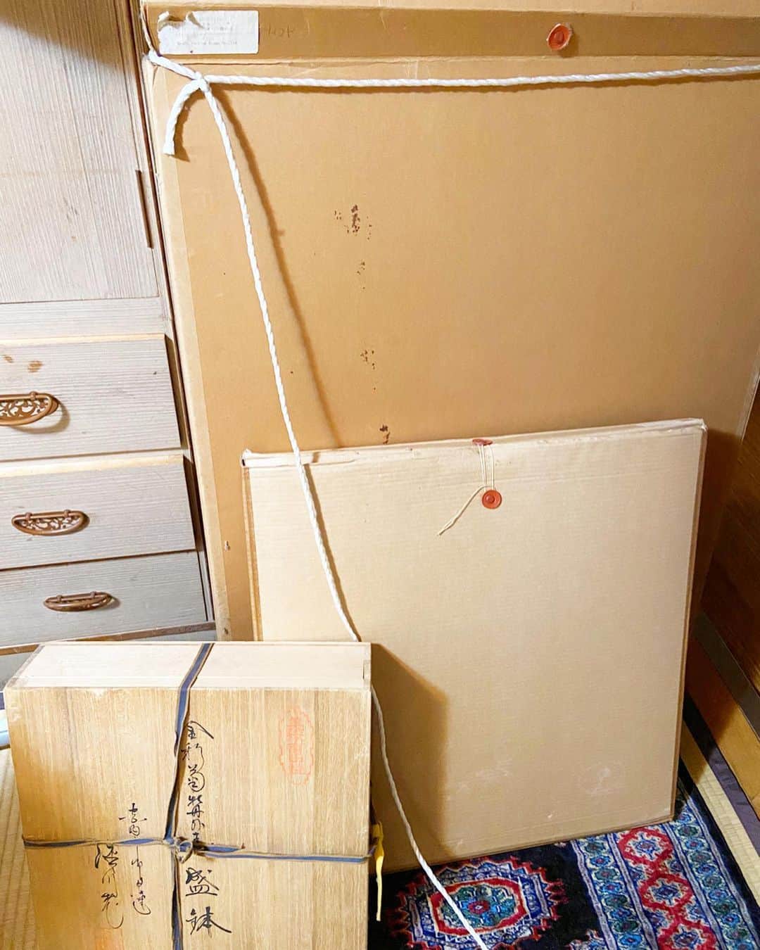 荒尾茉紀のインスタグラム：「祖父母（今は天国）宅を掃除していたら…たんすの後ろからこんな物が…お宝かもしれん❗️と、喜びながら中を開けると出てきたのは……2枚目のポスターのみ😂1番左にいるのが若かりし頃の母です（笑）アップで載せると怒られそうなので、同じ振袖を着た若かりし頃の私の写真を載せます（3枚目😂）ちなみに、全ての空箱が紐で繋がれてて、その紐を引っ張ると奥にある箱が取れる仕組みになってました‼️おじぃちゃんらしい工夫😂💕 I found some boxes behind the chest of drawer in my grandparent's house.（They're in heaven now）I thought there're treasures in these boxes...but...only this poster which showing my mother😱hahaha  The third picture is me wearing the same "Kimono"as my mother.My grandfather tied a string to all boxes so I could  take out them easily.He had a great idea✨  #英語の勉強のために訳してみたけど合ってるかは不明😀w #掃除 #宝物 #祖父母 #treasure #mymother #kimono #itriedtotranslate 🙆‍♀️」