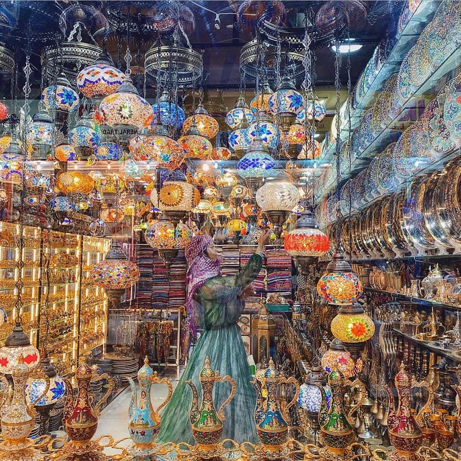 清水彩子のインスタグラム：「アラビアンな雰囲気素敵だった🪔ゴールドスーク🏜 #お店の人に巻かれた🧕 #1人で行くと鴨られる街🦆 #金ピカ #ゴールドスーク #ドバイ #ランプ可愛かった #いつしかの写真シリーズ」