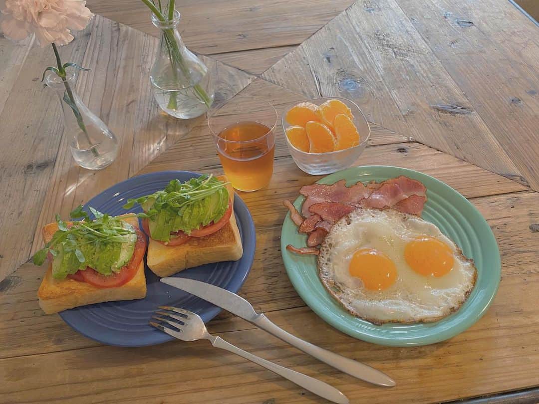 のインスタグラム：「brunch🍞🥑🍅🍳🥓」