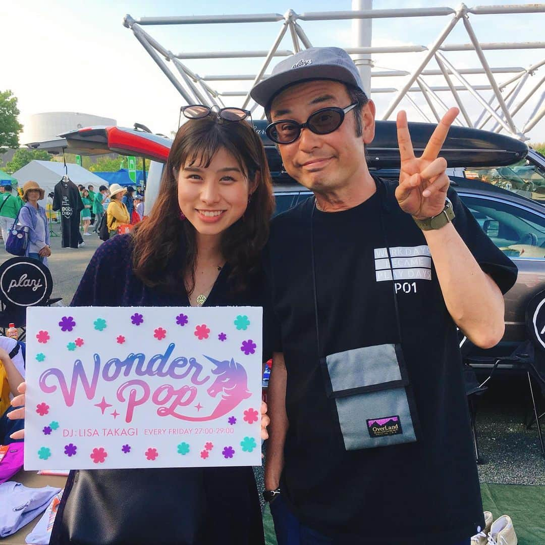 高樹リサさんのインスタグラム写真 - (高樹リサInstagram)「FUNKY MARKETのないゴールデンウィーク。。。さみしいね😢 でもきっとまた！！ 太陽サンサンのもとで楽しみましょう☀️✨ . ①1年前のヒロトさんなんだかスリム？🧐 ②絢子さんと太陽のポーズ写真🌞前も載せたけどお気に入りっ♪ ③何かちゃんとお店屋さんしてそうな私😂 ④2年前編！子供たちとエコバック作り☺️あの時小さかった子たちはきっともうすっかり大きくなってるんだろうな〜☺️お顔の分かる写真は私の思い出にしときますね＾＾ . このパネル、ロゴにシール貼っただけやのにめっちゃお気に入り🦄 #fm802 #802わんだー」5月3日 16時35分 - lisalisa_takagi