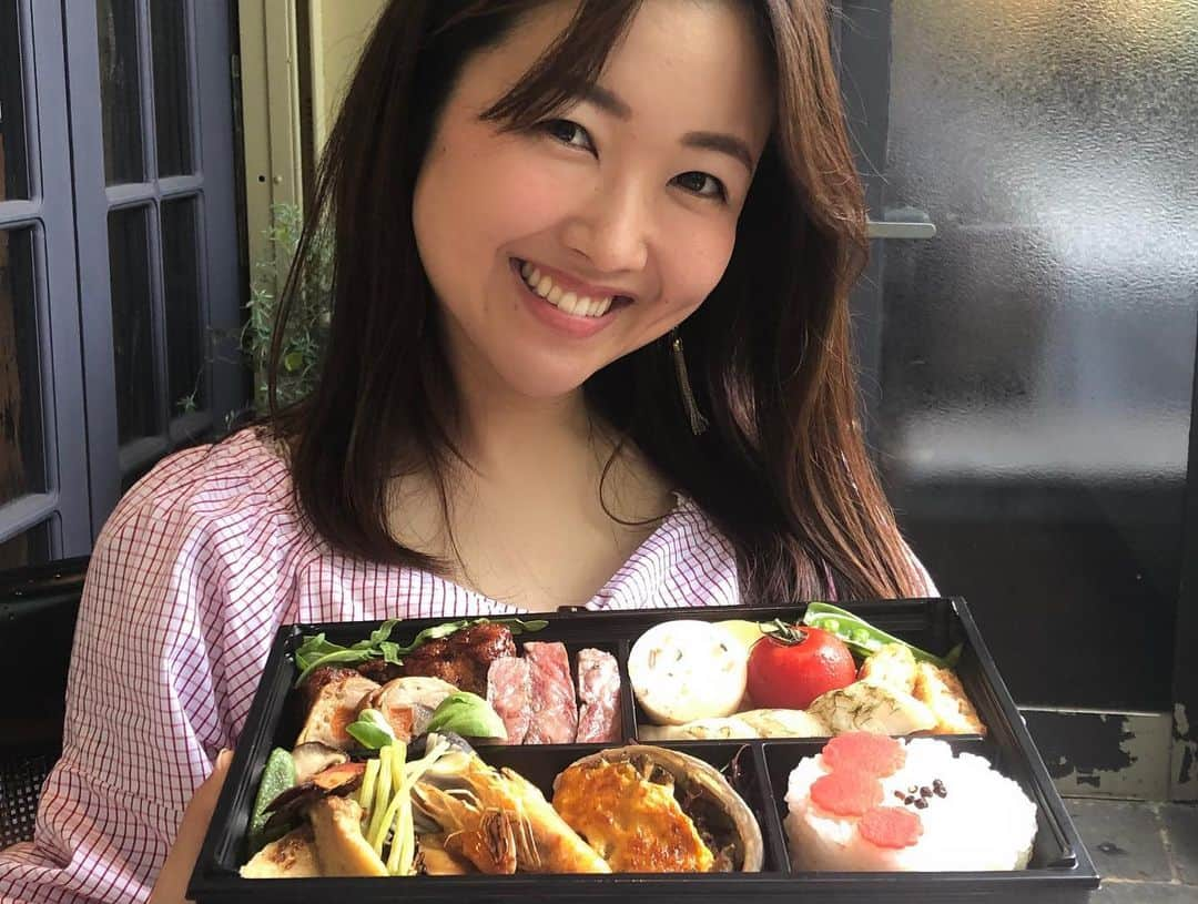 加藤響子さんのインスタグラム写真 - (加藤響子Instagram)「大好きなレストランのテイクアウトランチ🥡🚶‍♀️ 通常のレストラン営業に加えて期間限定でお弁当も始めたそうです🍅 大ぶりのエビやウニソースののったアワビやお肉も入って大満足のランチBOXでした♫  テイクアウトも新鮮だったけどやっぱりアンティーク 家具に囲まれてのレストランで頂くのがおすすめです☺️✨ #bonbonbonlafaitmaison  #テイクアウトランチ」5月3日 16時43分 - katokyooooooooo