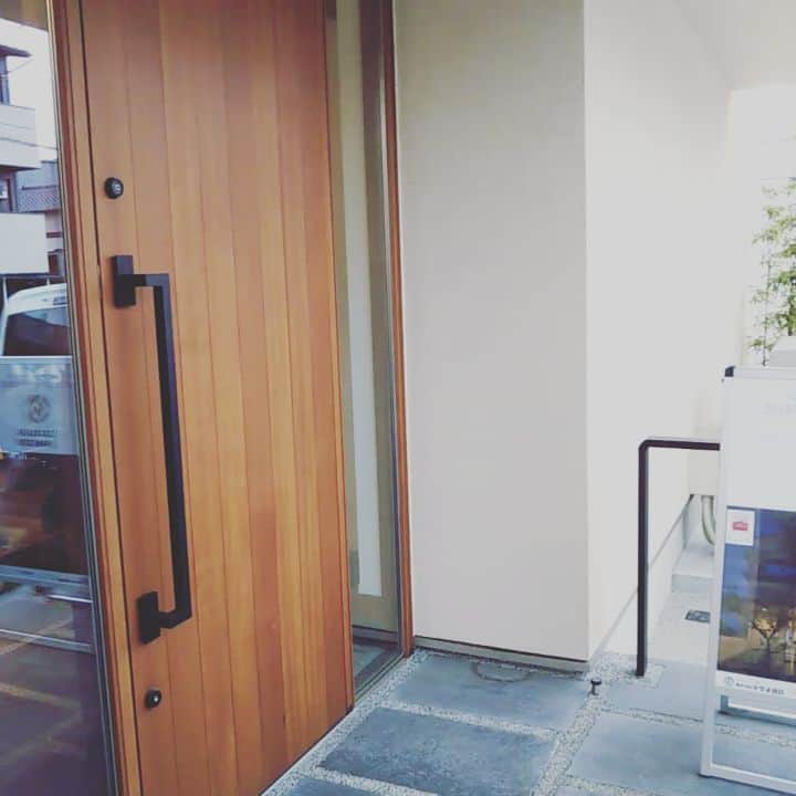 デザオ建設北野展示場のインスタグラム：「本日は動画（無音）でデザオ建設の間取りの提案をご紹介(*^^*) 取り入れておくと普段から感染症予防に取り組みやすくなる間取りの一例です💮  実はとこしえは手洗いうがいが習慣化しやすい間取りなんです♪  玄関から洗面所に直行して、ダイニングに出られる！玄関からダイニングにそのまま入る入り口と、洗面所を経由して入る2wayの動線を置いています。これなら普段から洗面所を通るため、帰ってすぐの手洗いうがいが習慣になりますね！  #初動画投稿 #動画揺れてます #酔ったらごめんなさい #普段から取り組んでこそ #間取りアイデア #間取りの工夫 #こだわりポイント #やってよかったこと #デザオ建設  #DEZAO  #DsLABO  #デザオ建設北野展示場  #デザオ北野スクエア  #つなぐモデルハウスとこしえ  #注文住宅間取り #新築注文住宅  #リフォーム #リノベーション」