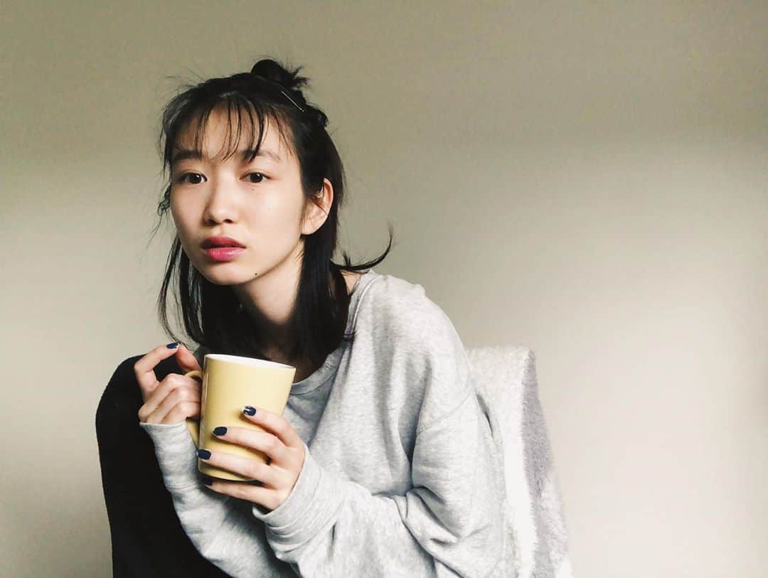 岡本夏美さんのインスタグラム写真 - (岡本夏美Instagram)「朝から、やること、 やりたいこといっぱいあって 家にいる時間、 ほんとあっという間です、最近特に。 朝は、おいしいコーヒーのむのが日課。」5月3日 16時37分 - okamoto_natsumi