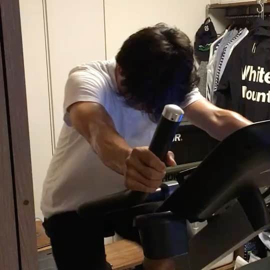 のインスタグラム：「心肺機能を高める為にバイクでインターバルメニューを🚴 音楽はSpotifyでシャッフル再生🎶  #training #interval #home #spotify #music #shuffle」