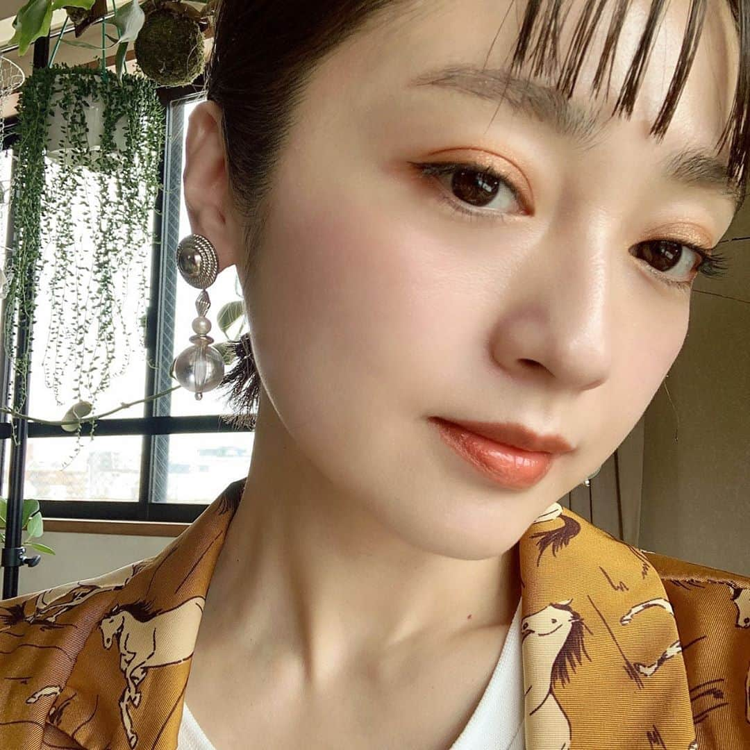 安達祐実さんのインスタグラム写真 - (安達祐実Instagram)「🧡💛🧡 久しぶりに#アイラインした シャドウは、#nars のパワークロームルースアイピグメント9137、雑誌の付録で付いてたパレットのオレンジ😅、エチュードハウスのプレイカラーマルチパレット　スパンコールドレスルームを重ねて使っています✨ リップは#thepublicorganic  のノーブルオレンジ🍊」5月3日 16時53分 - _yumi_adachi