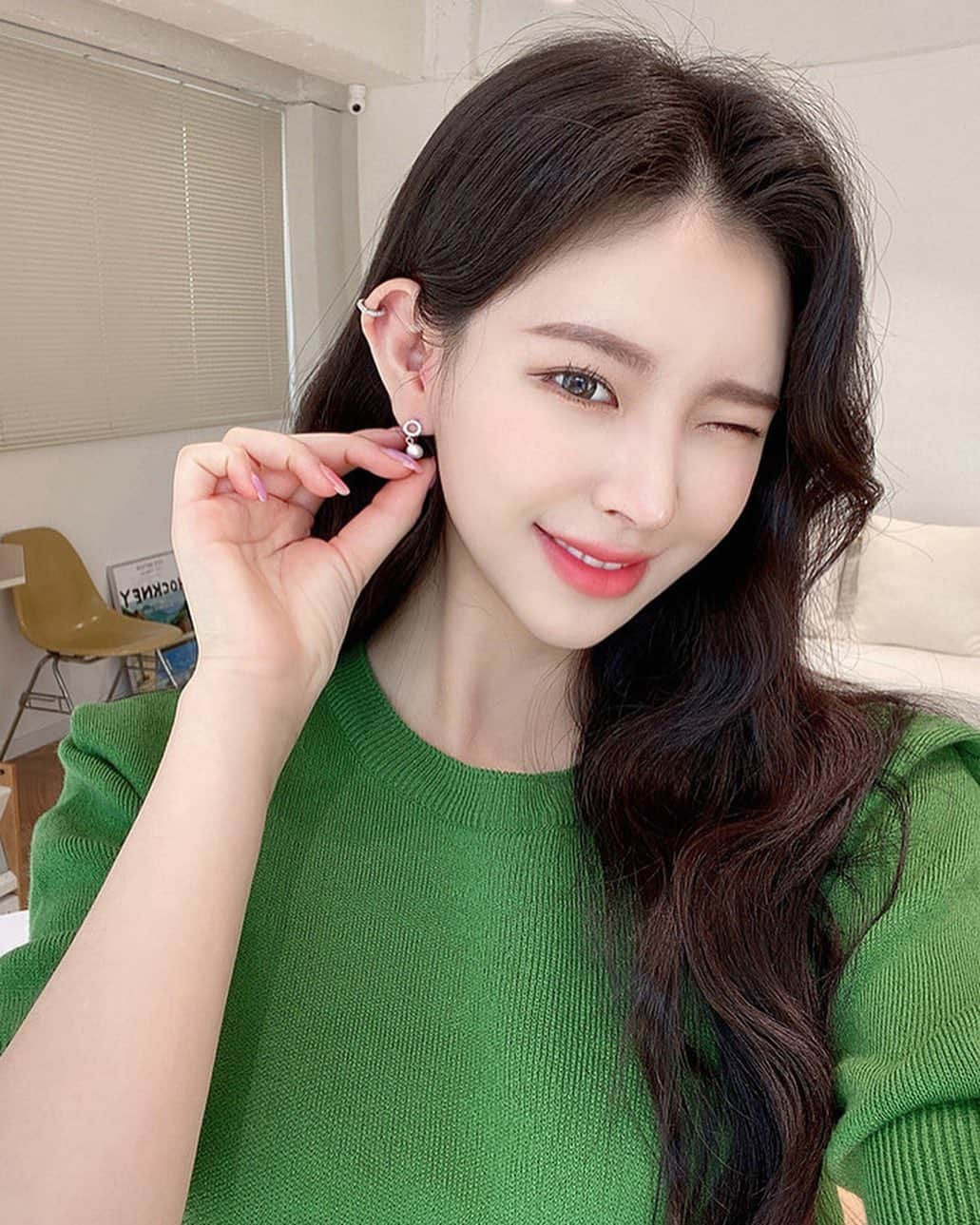 Chuuのインスタグラム：「독특한 어깨 퍼프로 러블리한 무드 연출💚💚 날씨가 제법 풀려서 낮에 하나만 입기도 좋아요🤗 #chuuseoul」