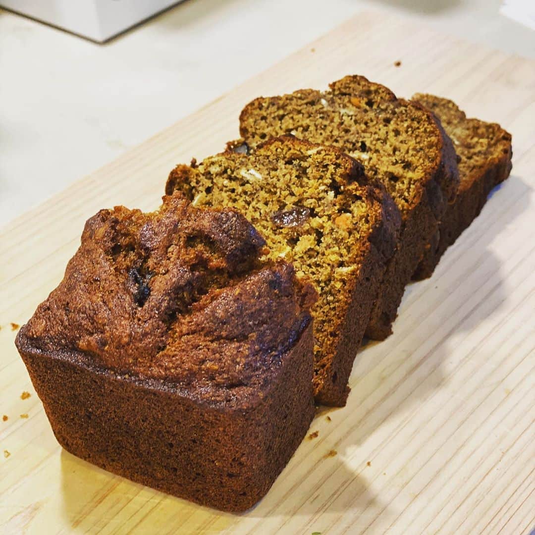 エミ・マイヤーのインスタグラム：「Thank you @crystalkayofficial for the special delivery! Your banana carrot bread is amazing and your goddaughter ate so much for breakfast, I had to protect my slice 😂🥅最高なスペシャル・デリバリー！一気に食べちゃった！ありがとうくりちゃん🍌 🥕 #instabake #carrotcake #bananacake #キャロットケーキ #バナナケーキ」