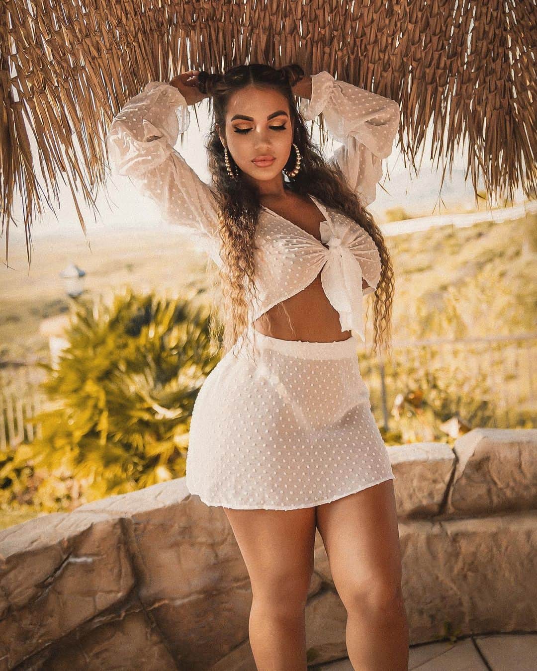 Aylen Aのインスタグラム：「@prettylittlething ..Don’t tell me no lies 🦋🦋 Ad _ Search: “White Dobby Chiffon Button Up Tie Hem Beach Top” “White Dobby Chiffon Skirt”」