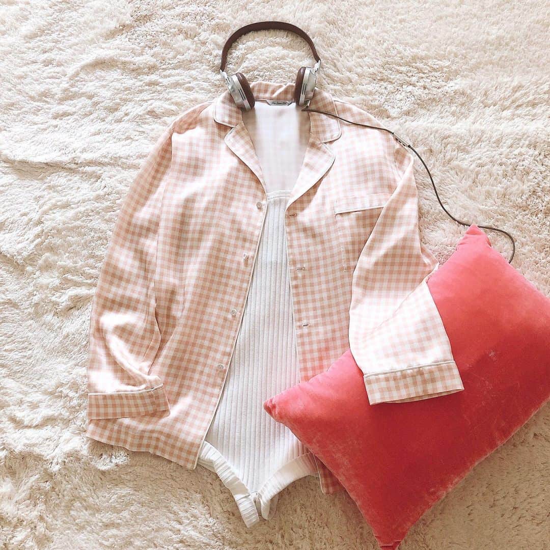 山脇道子のインスタグラム：「@ellejapan  ELLE ONLINEで スタイリストの #STAYHOME 中 1週間コーディネートリレーに 参加しています😺 . 日曜日はルームウェアで✌🏻 . シルクのパジャマはスベスベで 気持ちいいので 1日ゴロゴロする日には最適🤤」