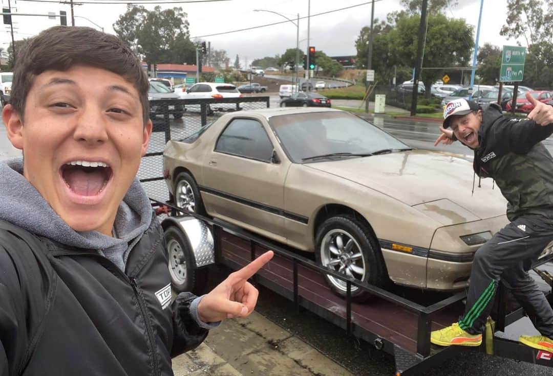スティーブのインスタグラム：「Introducing our father-son Initial D RX-7 Project car!! My son is hooked on Initial D and now that his Subaru STI is sitting alone in Georgia, he decided to buy his first real project car; a Mazda RX-7 FC!! just wait to see what we have in store for this car.... REVEAL video just went live on Steve’s POV Youtube!! link in profile!  息子のスバルはアトランタ…半年間車のない生活には耐えられず！という事で激安RX-7を買っちゃった！今はボロボロだけどここからプロジェクトのスタート! #rx7fc #rx7 #initiald #頭文字d」